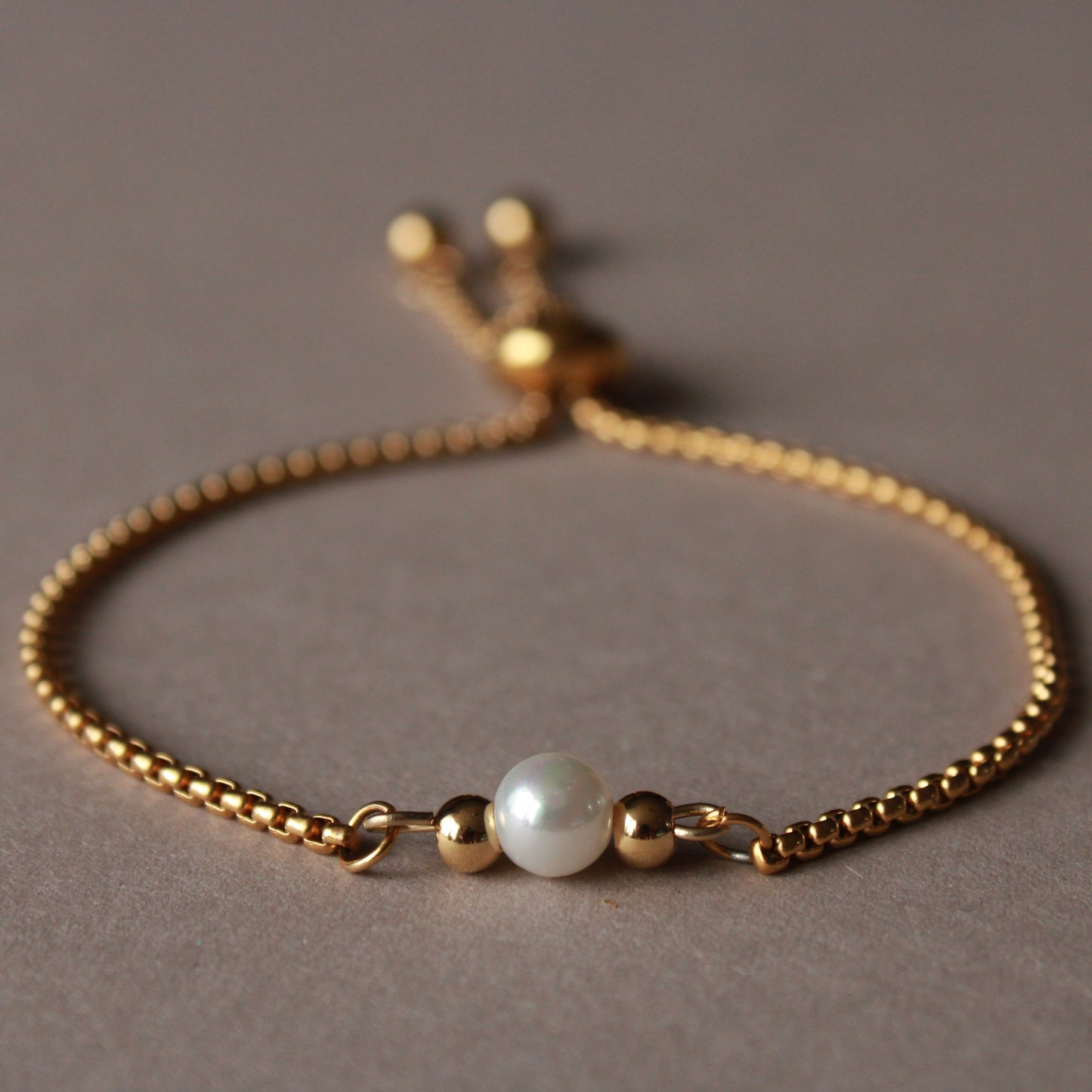 Armband in Gold mit kleiner Muschelkernperle, Edelstahl