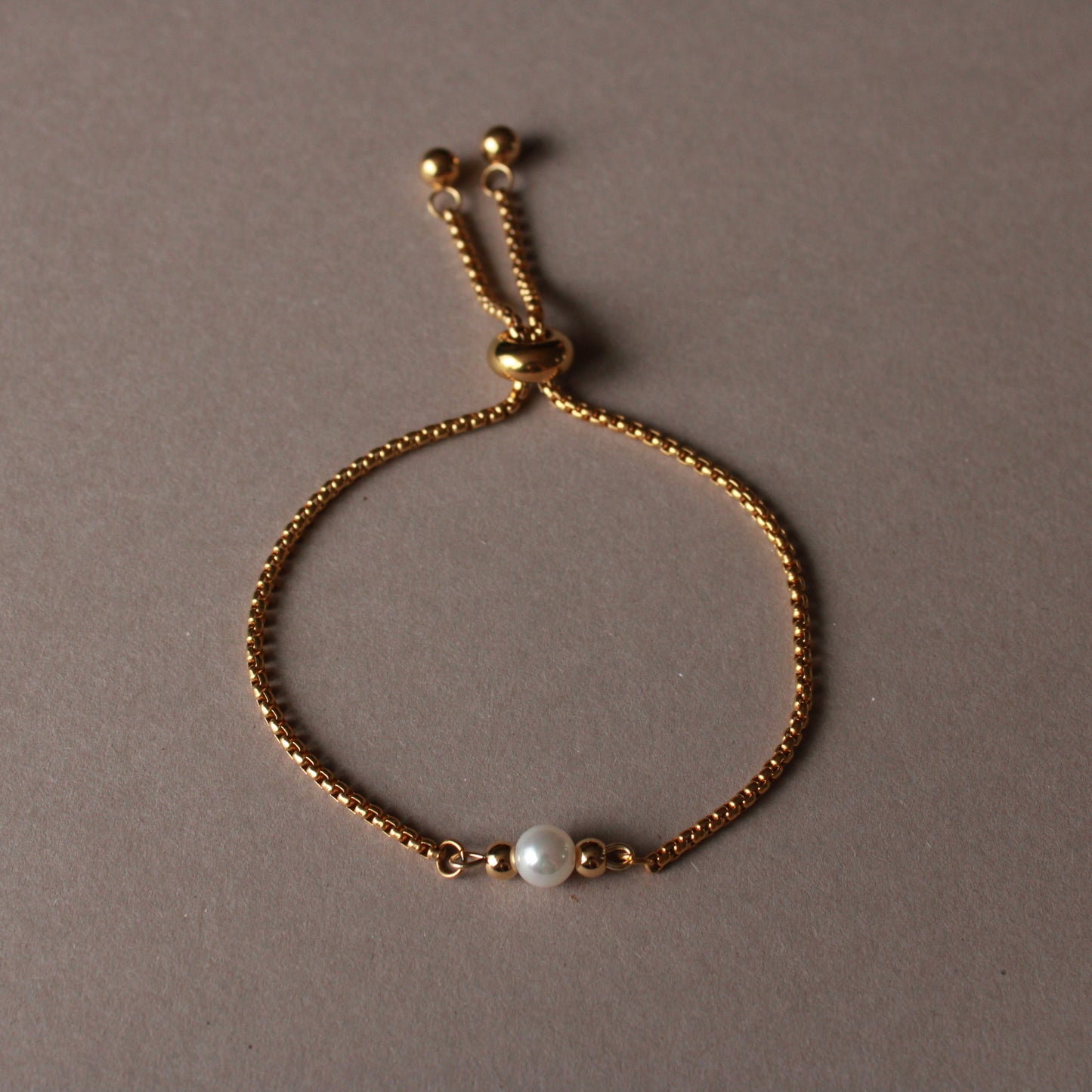 Armband in Gold mit kleiner Muschelkernperle, Edelstahl