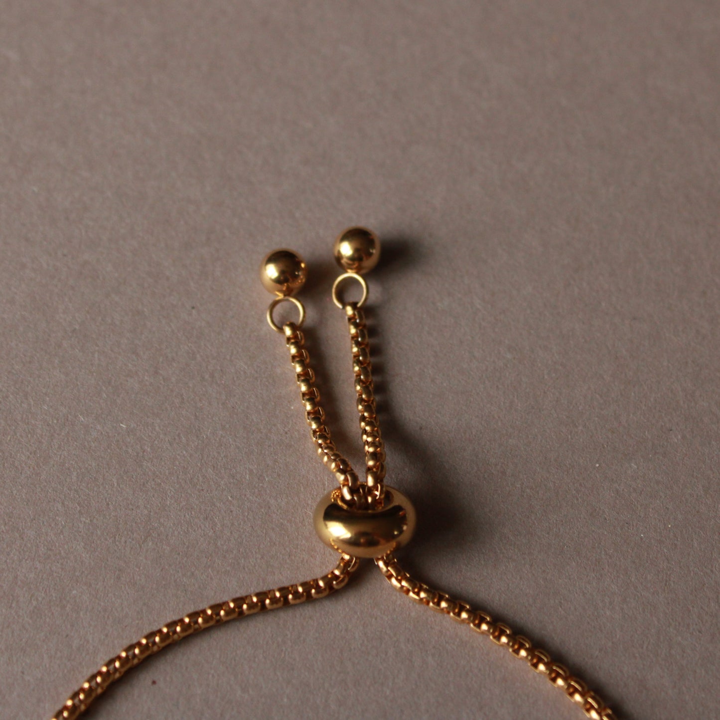 Armband in Gold mit kleiner Muschelkernperle, Edelstahl
