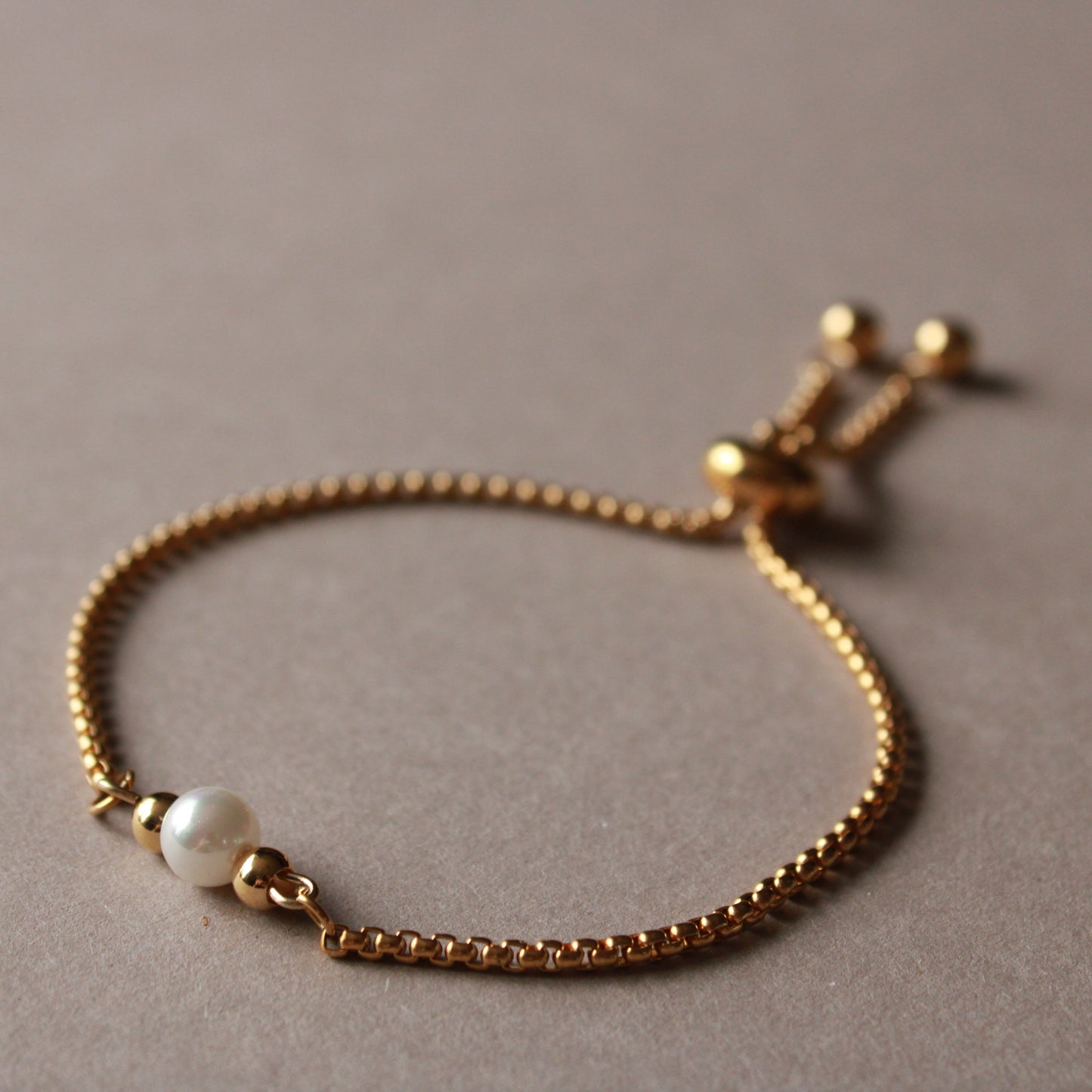 Armband in Gold mit kleiner Muschelkernperle, Edelstahl