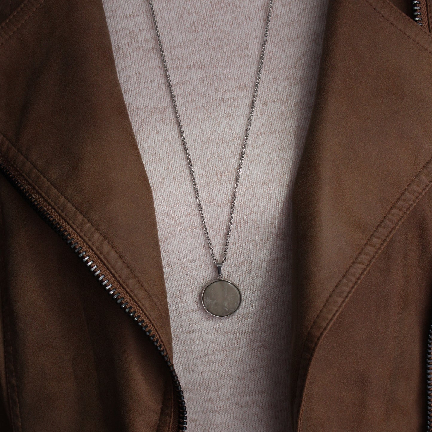 Lange Halskette in Jadegrün und Silber mit Anhänger, Edelstahl