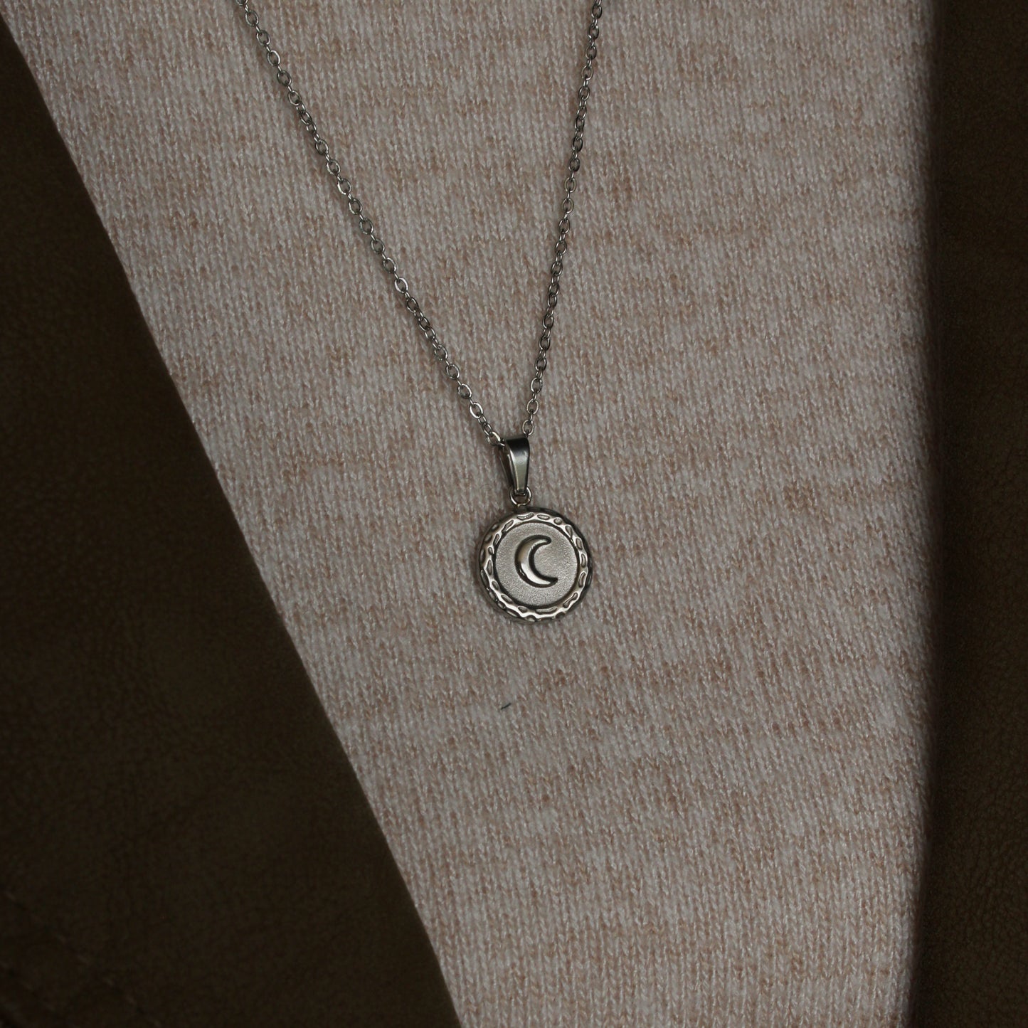 Halskette mit Mond Anhänger in Silber aus Edelstahl