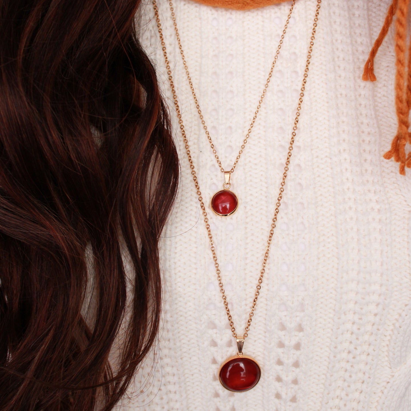 Halskette mit Anhänger in Dunkelrot und Gold