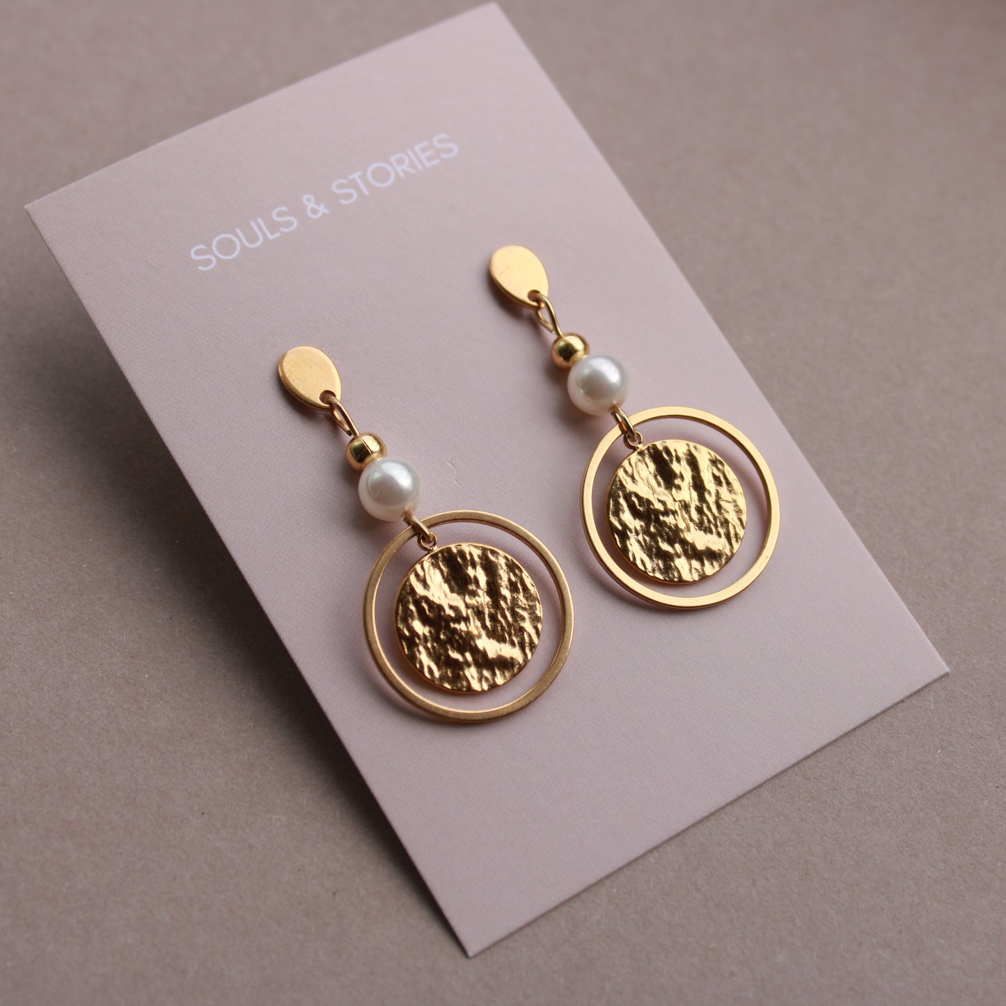 Ohrringe Gold mit kleinen Perlen und runden Anhängern, Ohrstecker
