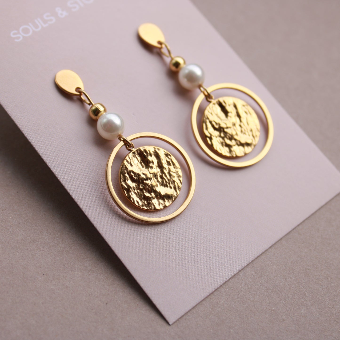 Ohrringe Gold mit kleinen Perlen und runden Anhängern, Ohrstecker