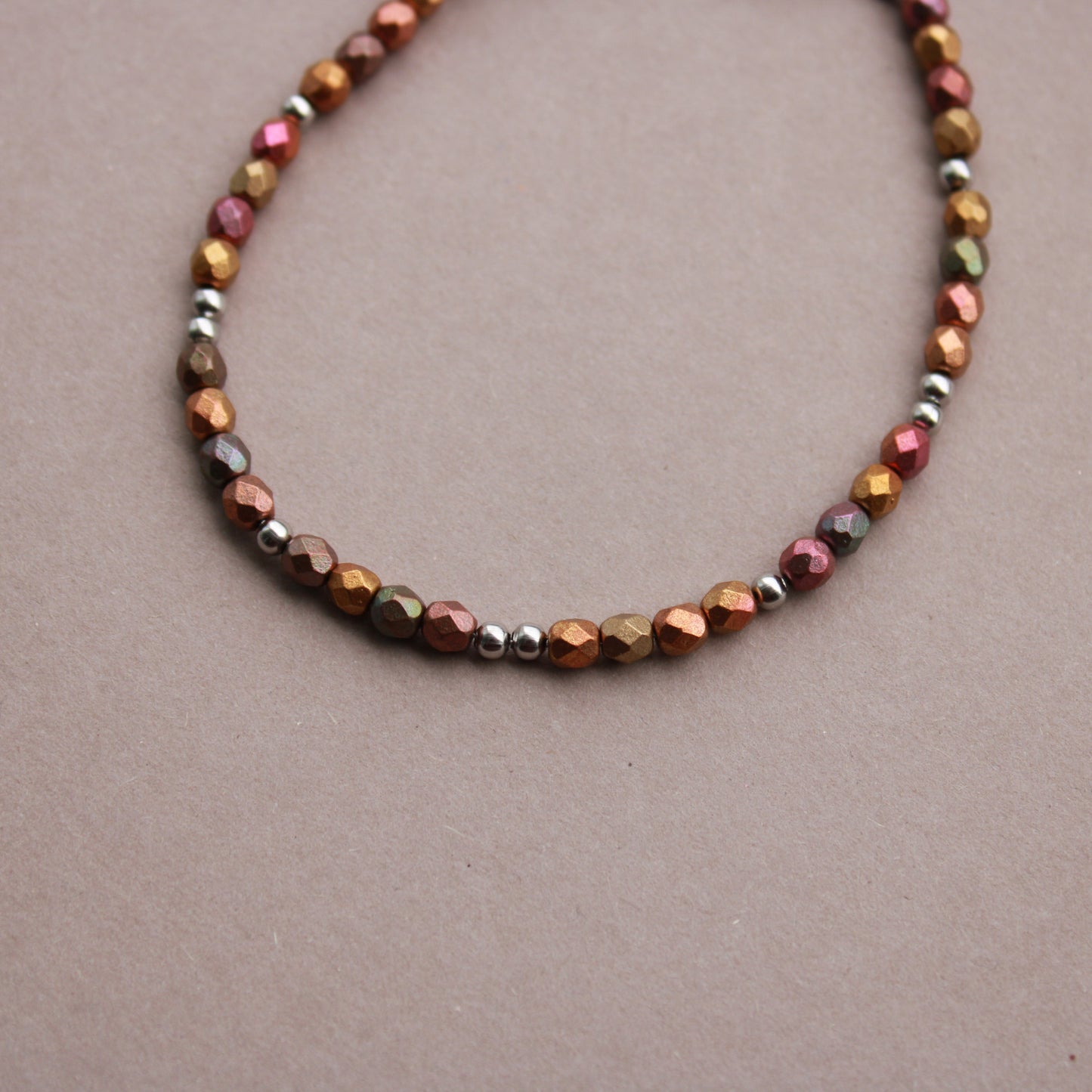 Perlenarmband in Erdtönen und Silber aus Edelstahl, Metallic-Matt Effekt