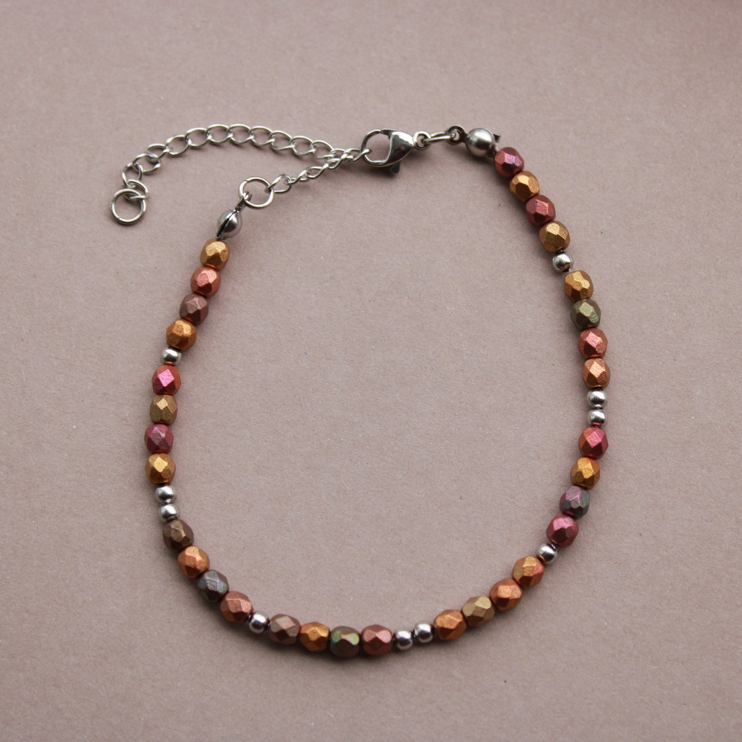 Perlenarmband in Erdtönen und Silber aus Edelstahl, Metallic-Matt Effekt