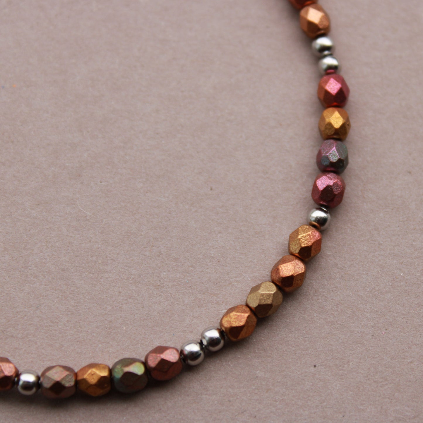 Perlenarmband in Erdtönen und Silber aus Edelstahl, Metallic-Matt Effekt