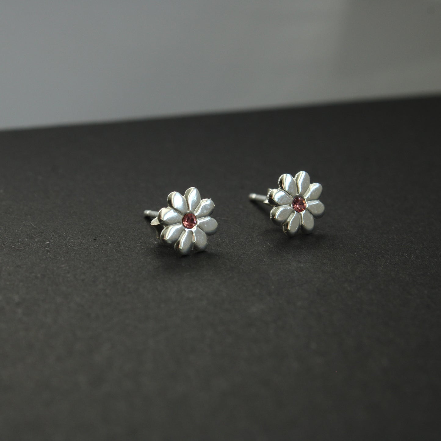 Ohrstecker 925er Silber, Blume mit kleinem Kristall in rosa