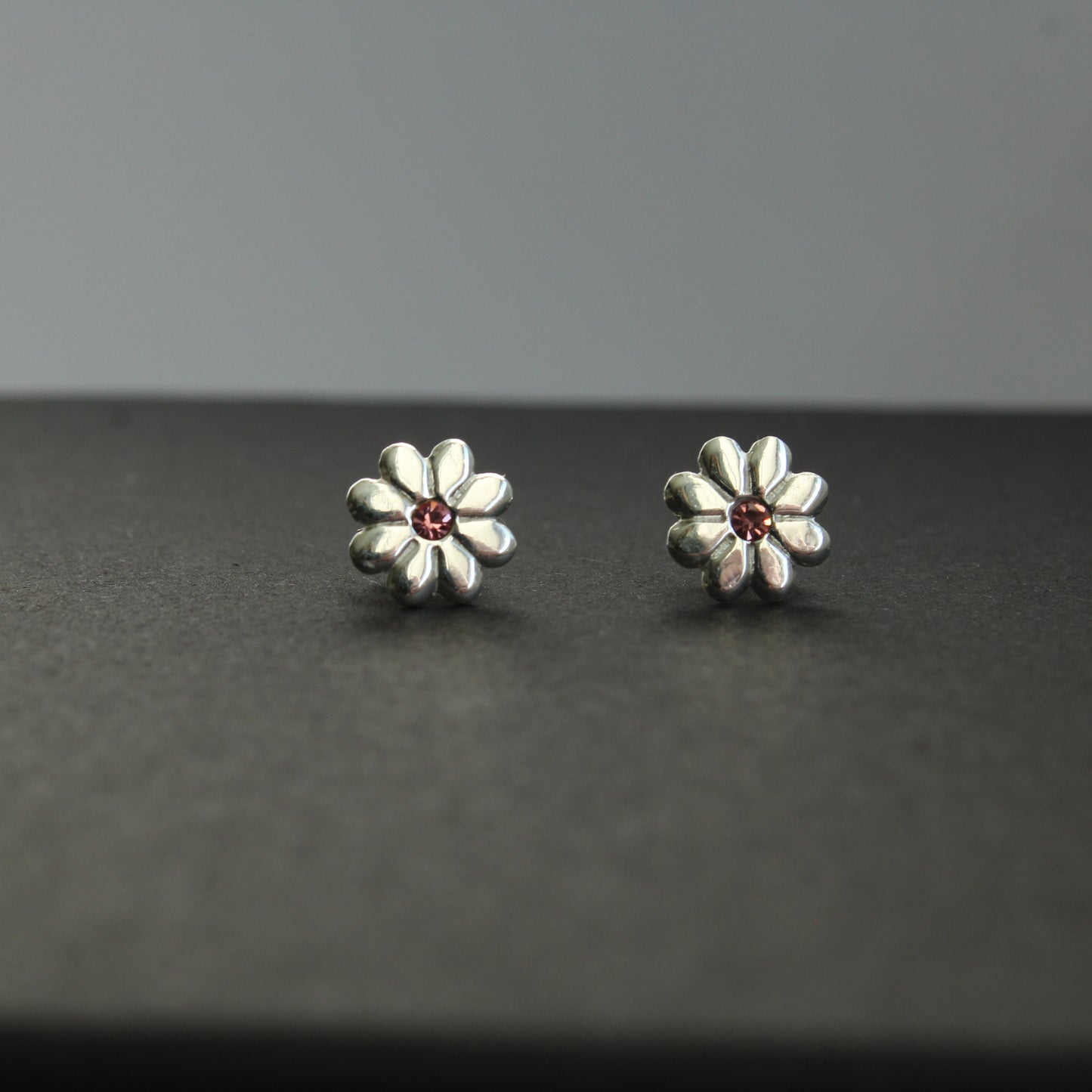 Ohrstecker 925er Silber, Blume mit kleinem Kristall in rosa