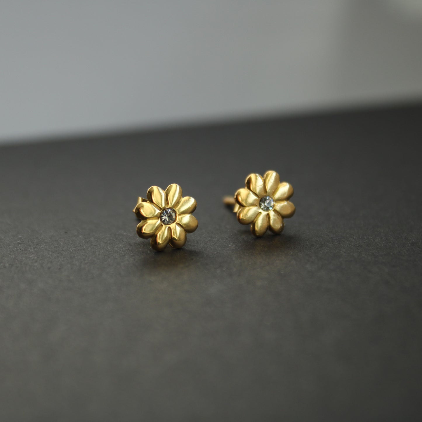 Ohrstecker 925er Silber,24K Goldbeschichtung, Blume mit kleinem Kristall