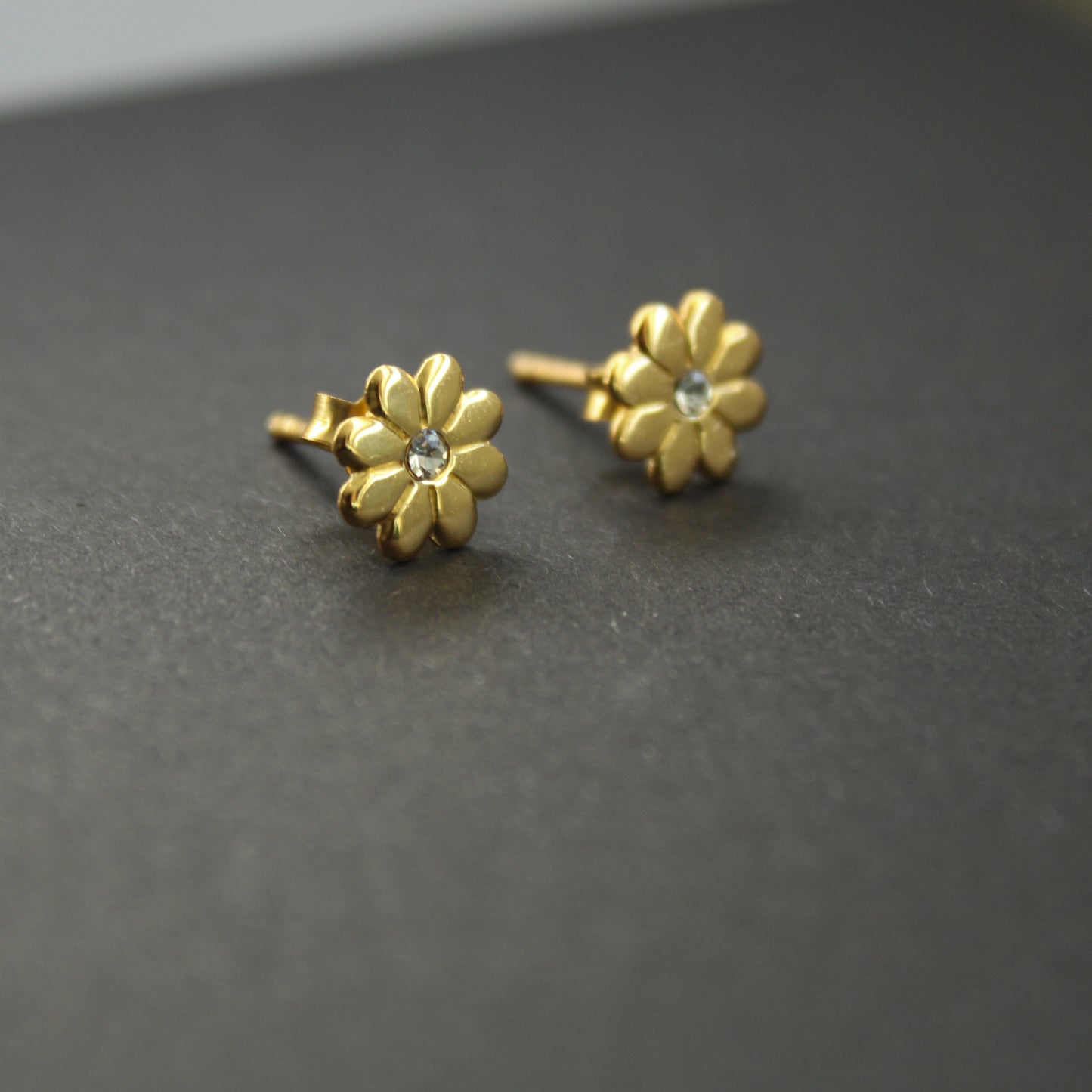 Ohrstecker 925er Silber,24K Goldbeschichtung, Blume mit kleinem Kristall