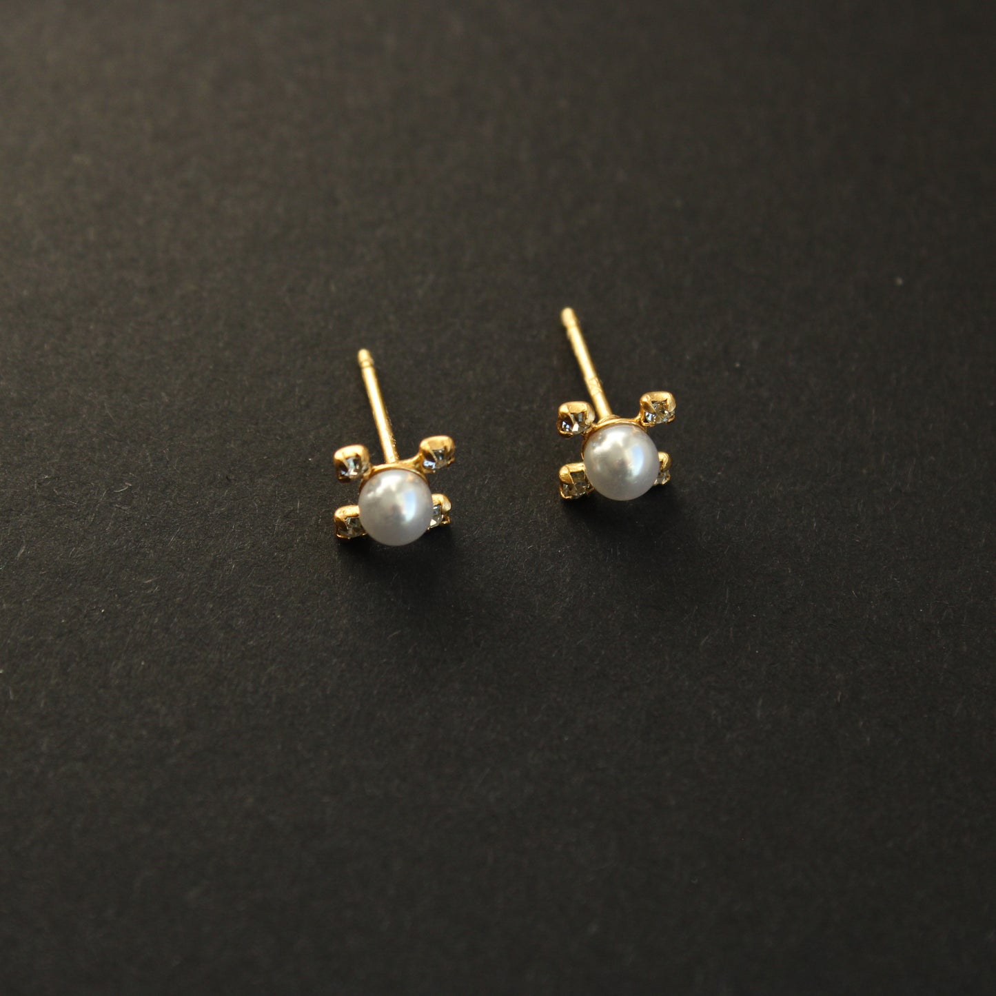 Ohrstecker mit Perle, aus 925er Silber, 24K Goldbeschichtung, mit 4 kleinen Kristallen
