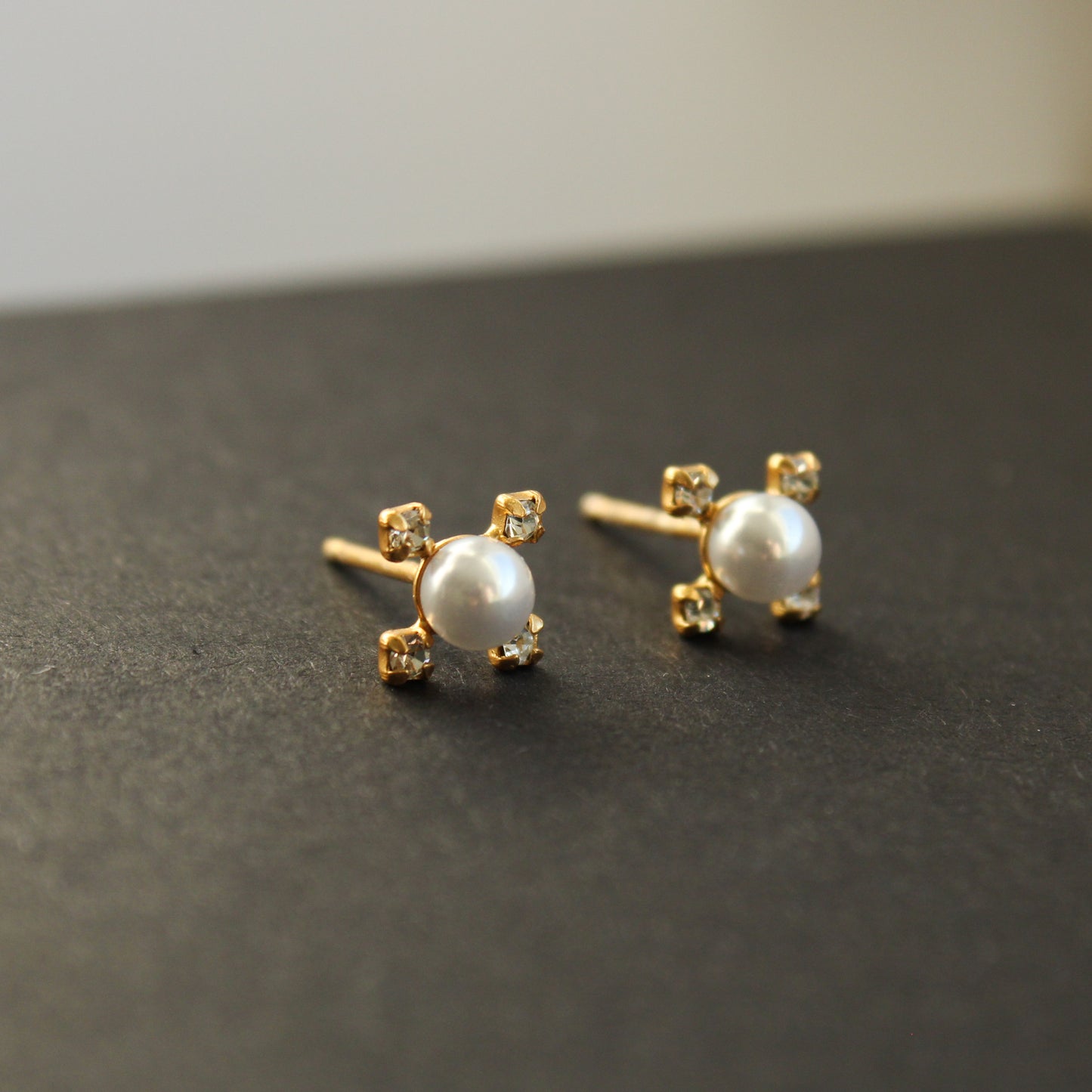 Ohrstecker mit Perle, aus 925er Silber, 24K Goldbeschichtung, mit 4 kleinen Kristallen