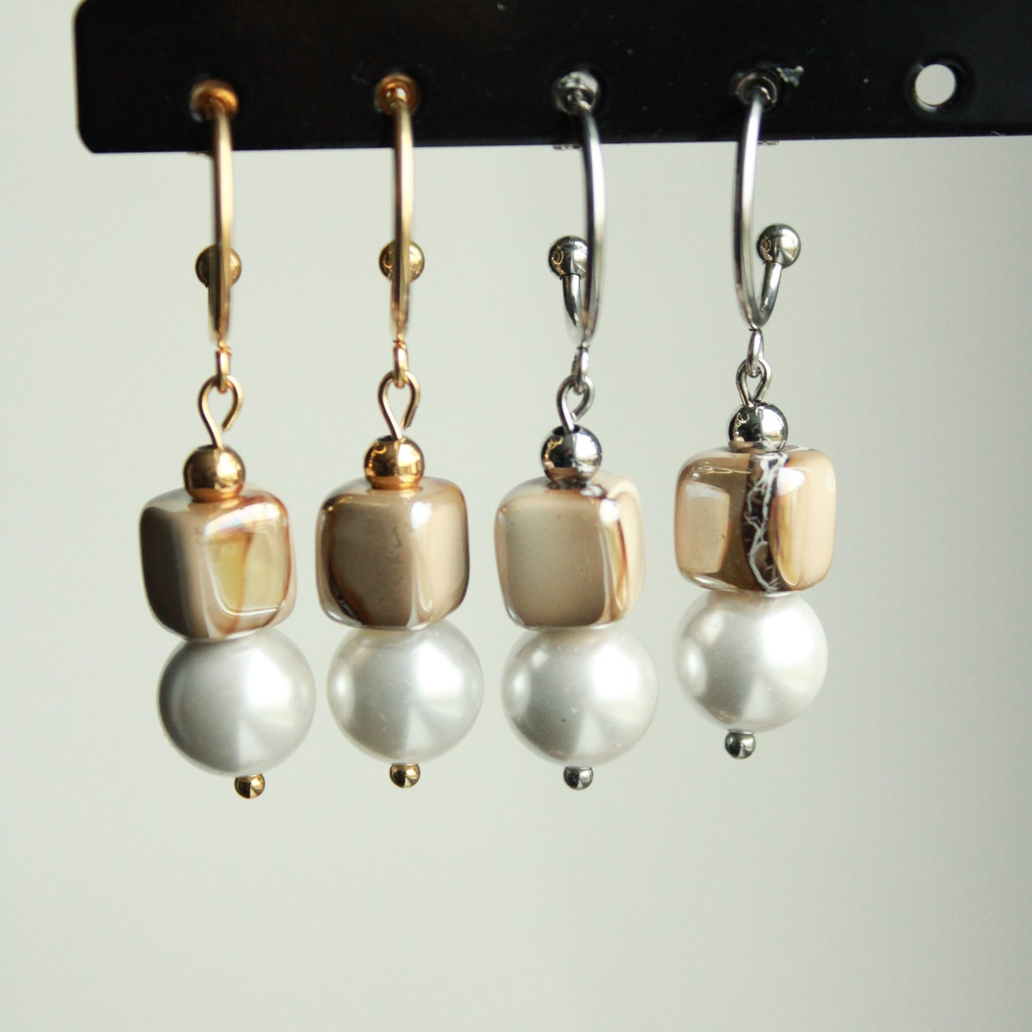 Ohrringe Gold mit Keramikperle in Sand Beige, Muschelkernperle, Edelstahl