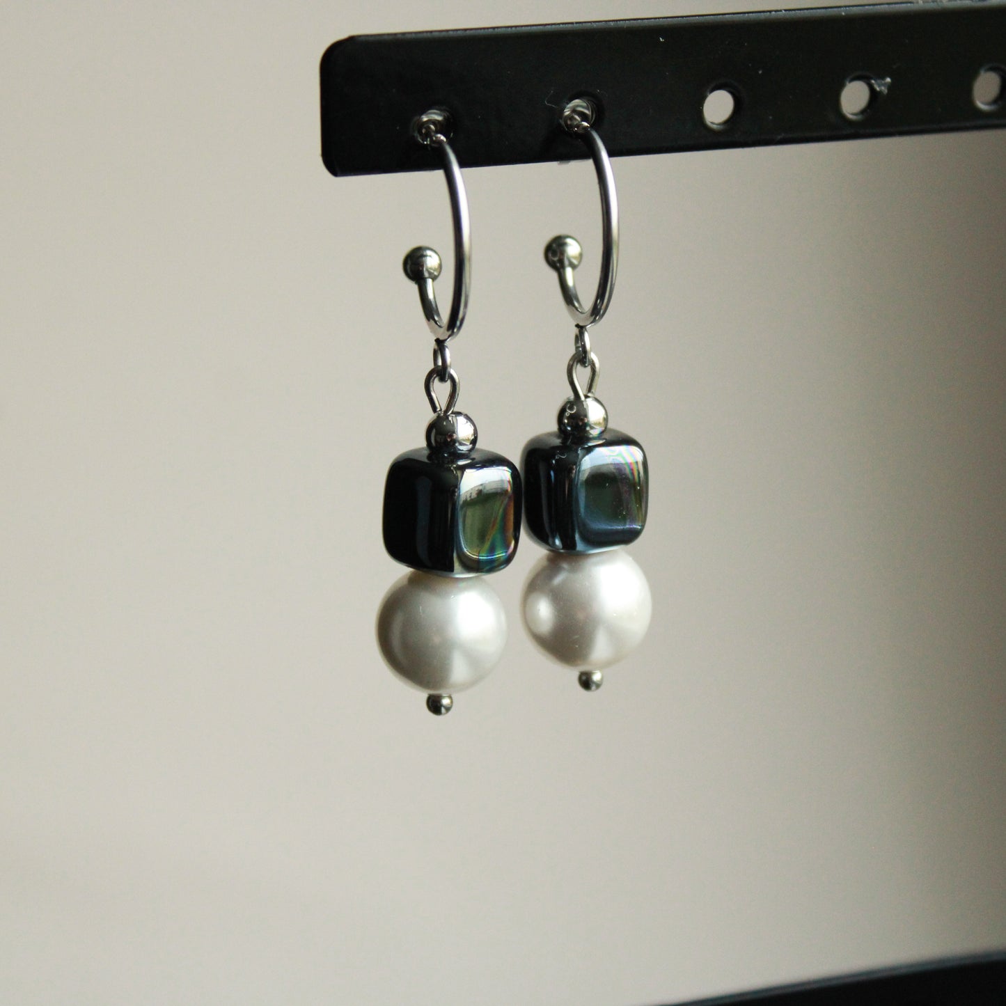 Ohrringe Silber mit Keramikperle in Schwarz, Muschelkernperle, Edelstahl