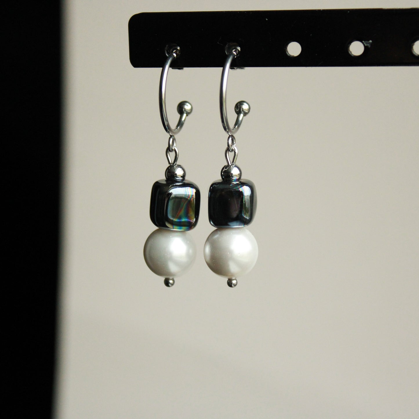 Ohrringe Silber mit Keramikperle in Schwarz, Muschelkernperle, Edelstahl