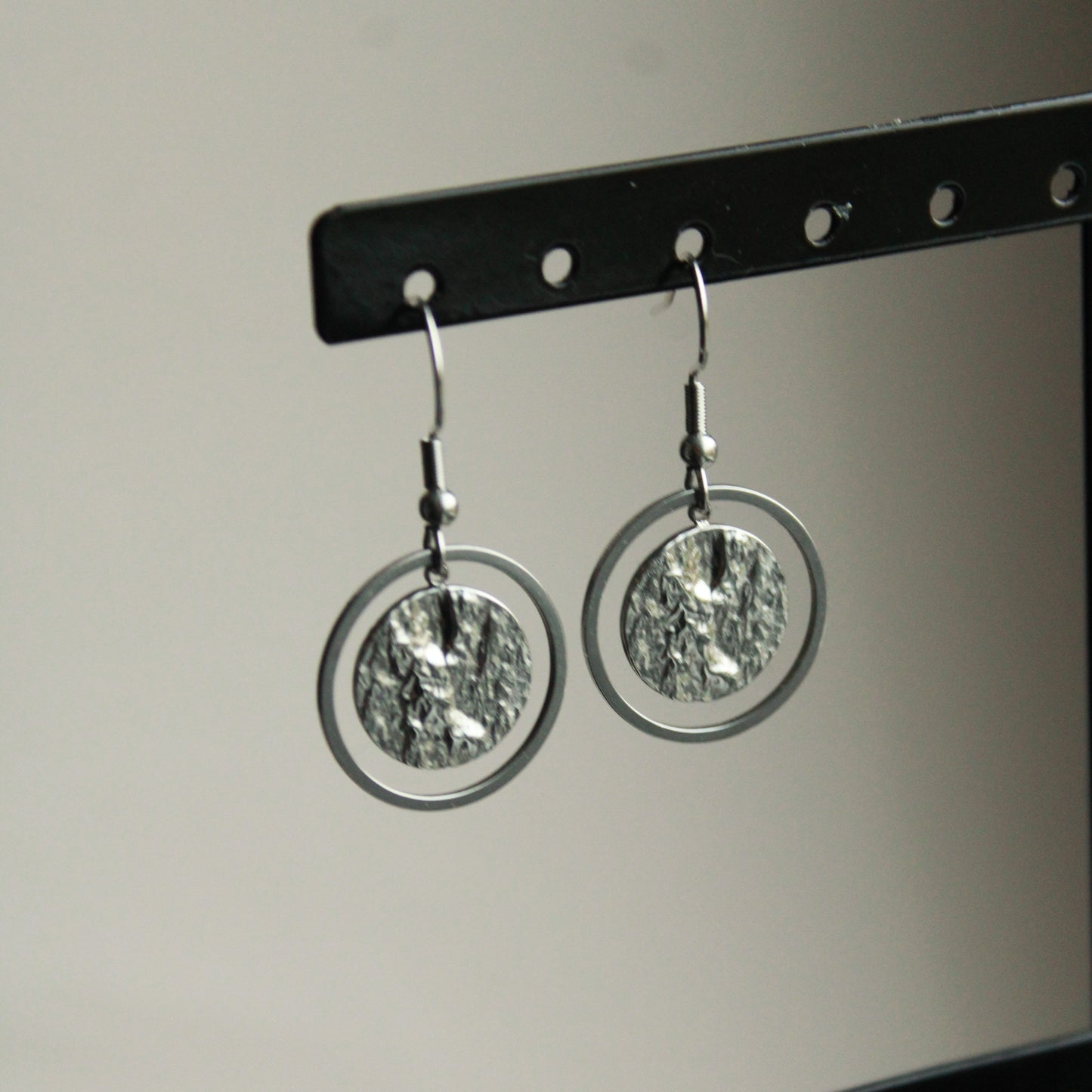 Ohrringe in Silber mit runden Anhängern, strukturierte Plättchen, Edelstahl