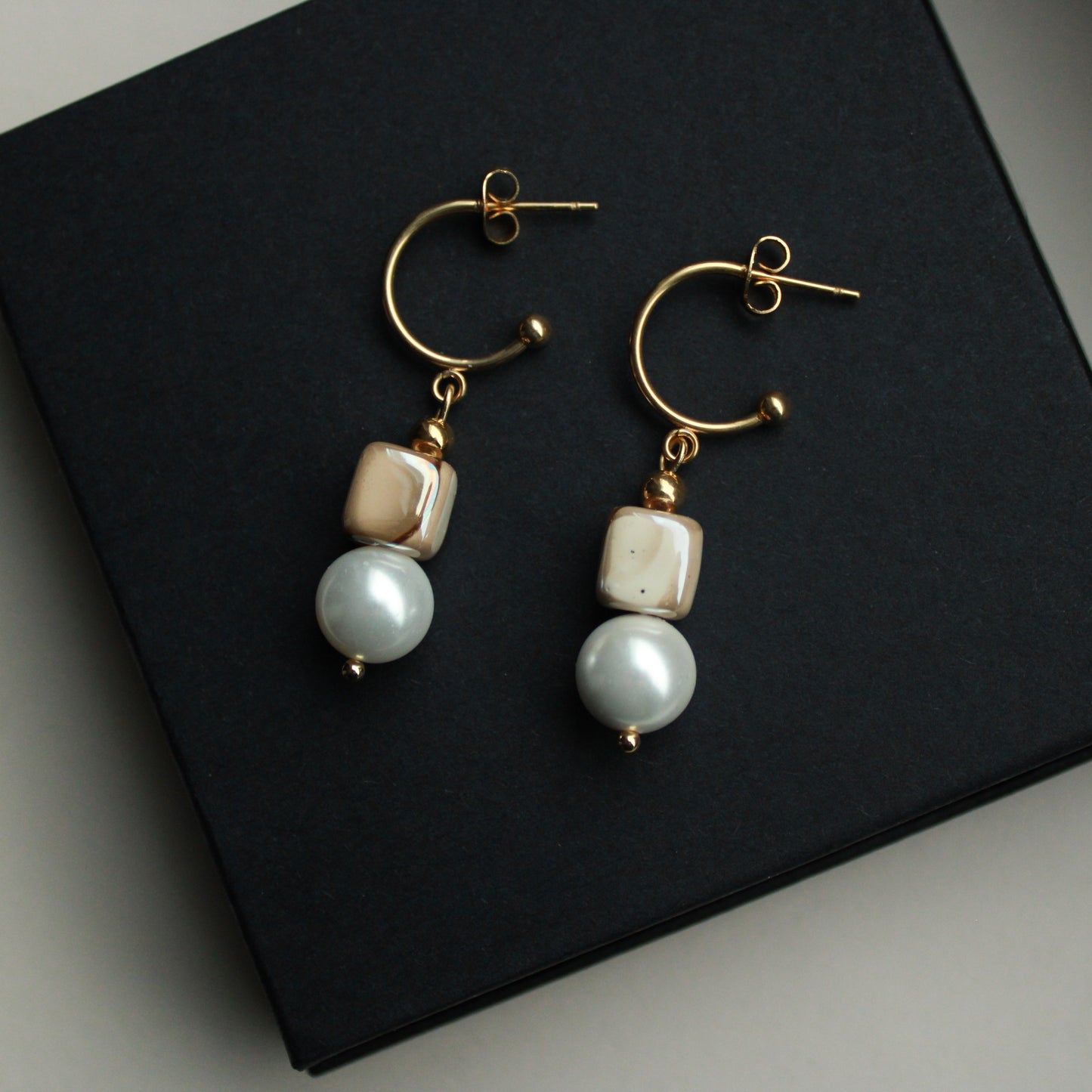 Ohrringe Gold mit Keramikperle in Sand Beige, Muschelkernperle, Edelstahl