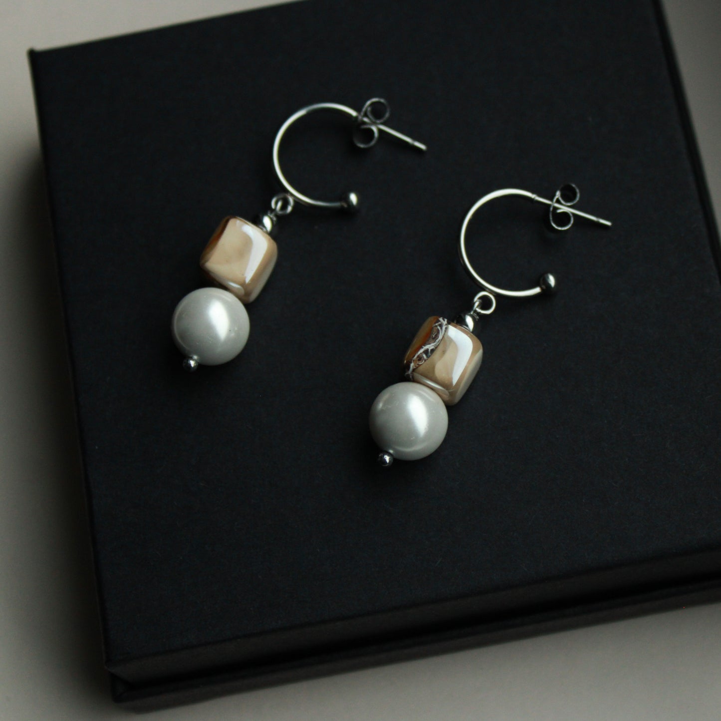 Ohrringe Silber mit Keramikperle in Sand Beige, Muschelkernperle, Edelstahl
