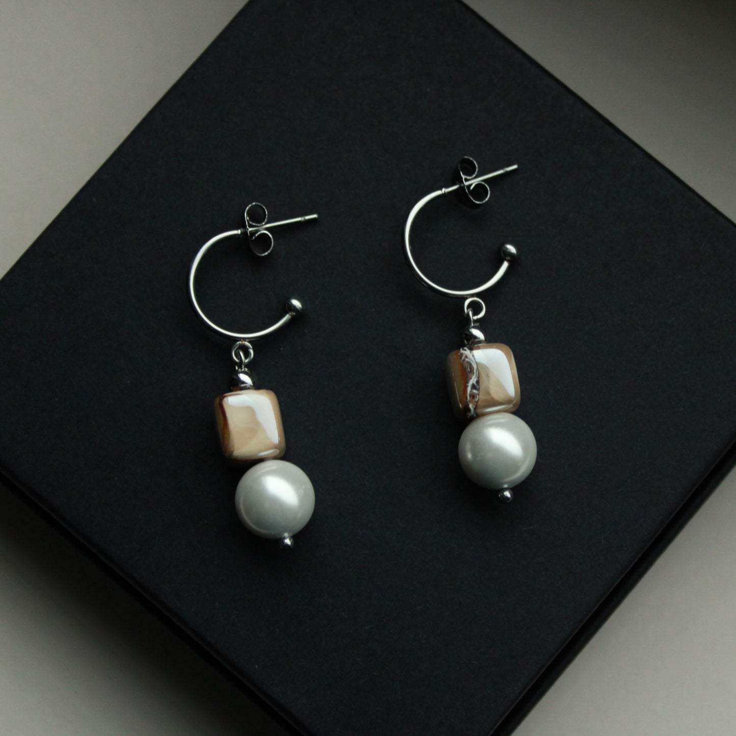 Ohrringe Silber mit Keramikperle in Sand Beige, Muschelkernperle, Edelstahl