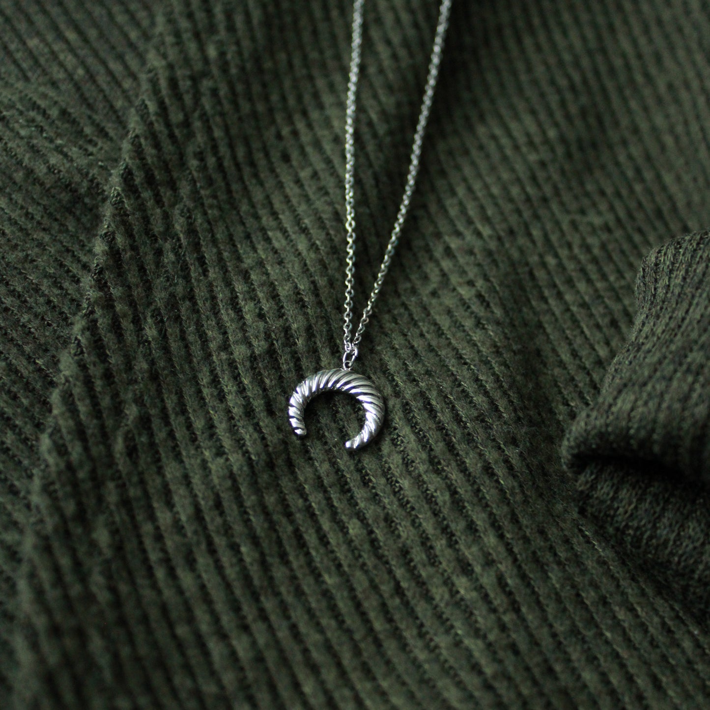 Halskette Silber mit Halbmond Anhänger aus Edelstahl