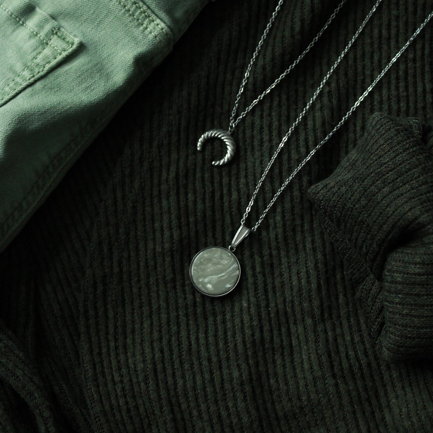 Lange Halskette in Jadegrün und Silber mit Anhänger, Edelstahl