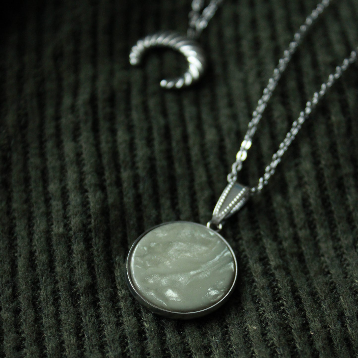 Lange Halskette in Jadegrün und Silber mit Anhänger, Edelstahl
