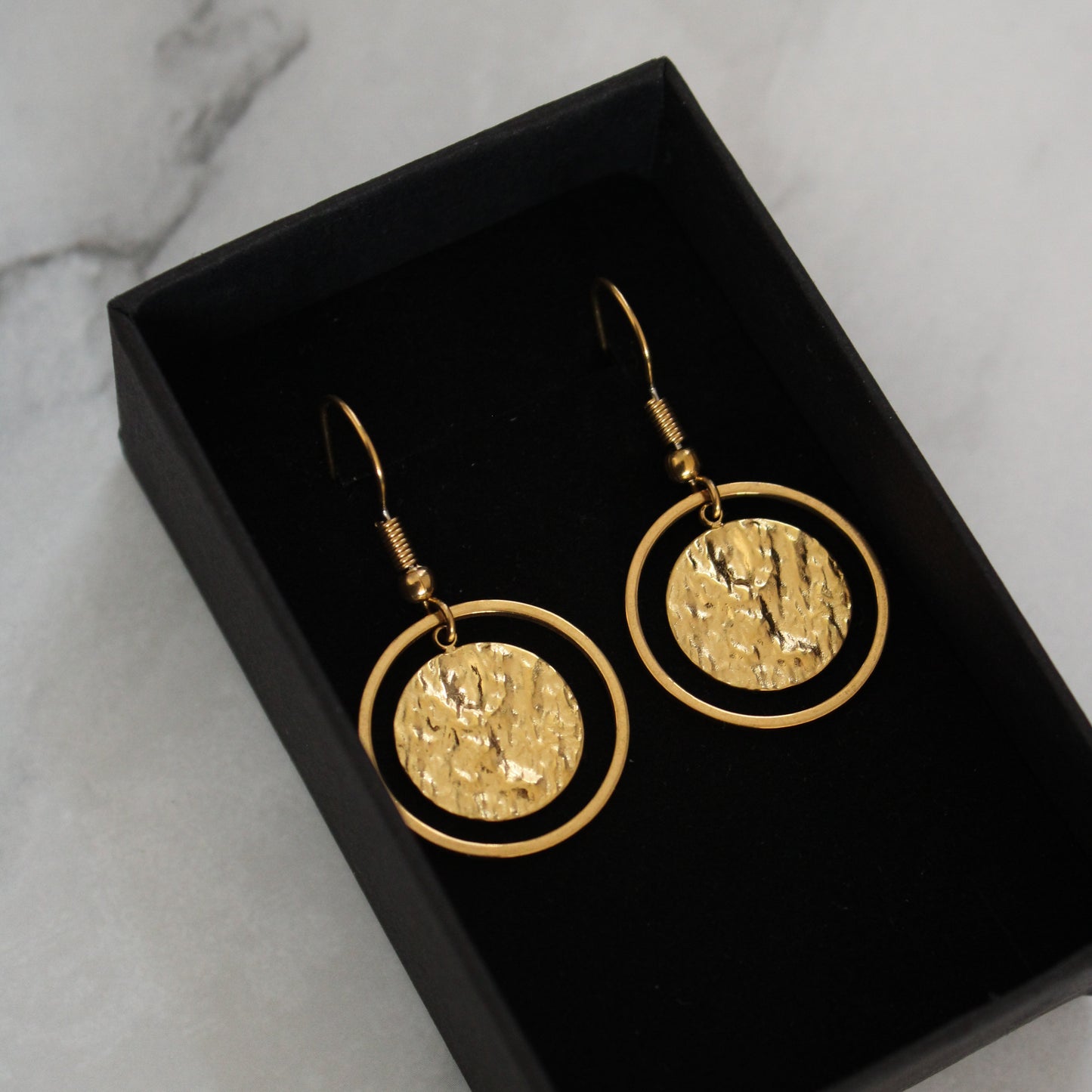 Ohrringe in Gold mit runden Anhängern, strukturierte Plättchen, Edelstahl