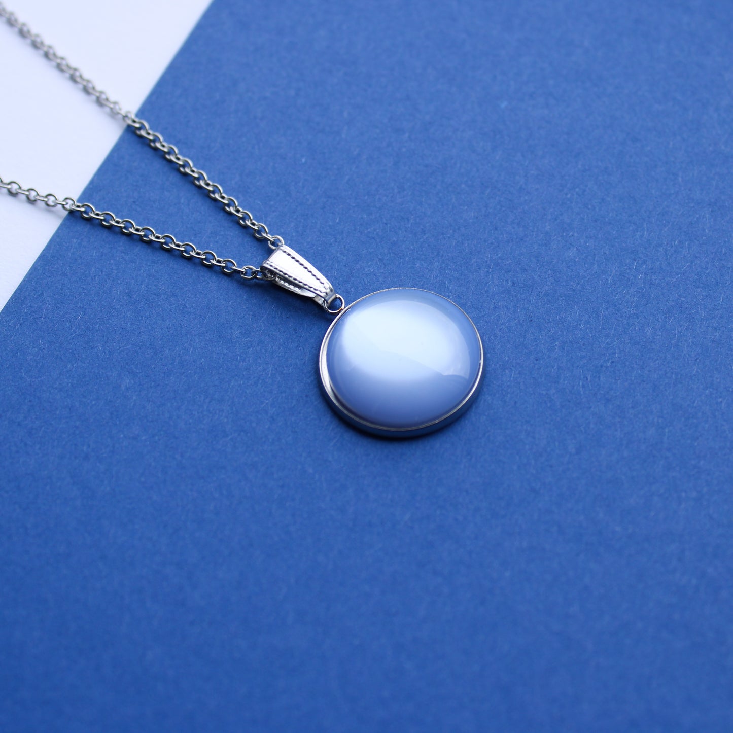 Lange Halskette in Provence Blau und Silber mit Anhänger, Edelstahl