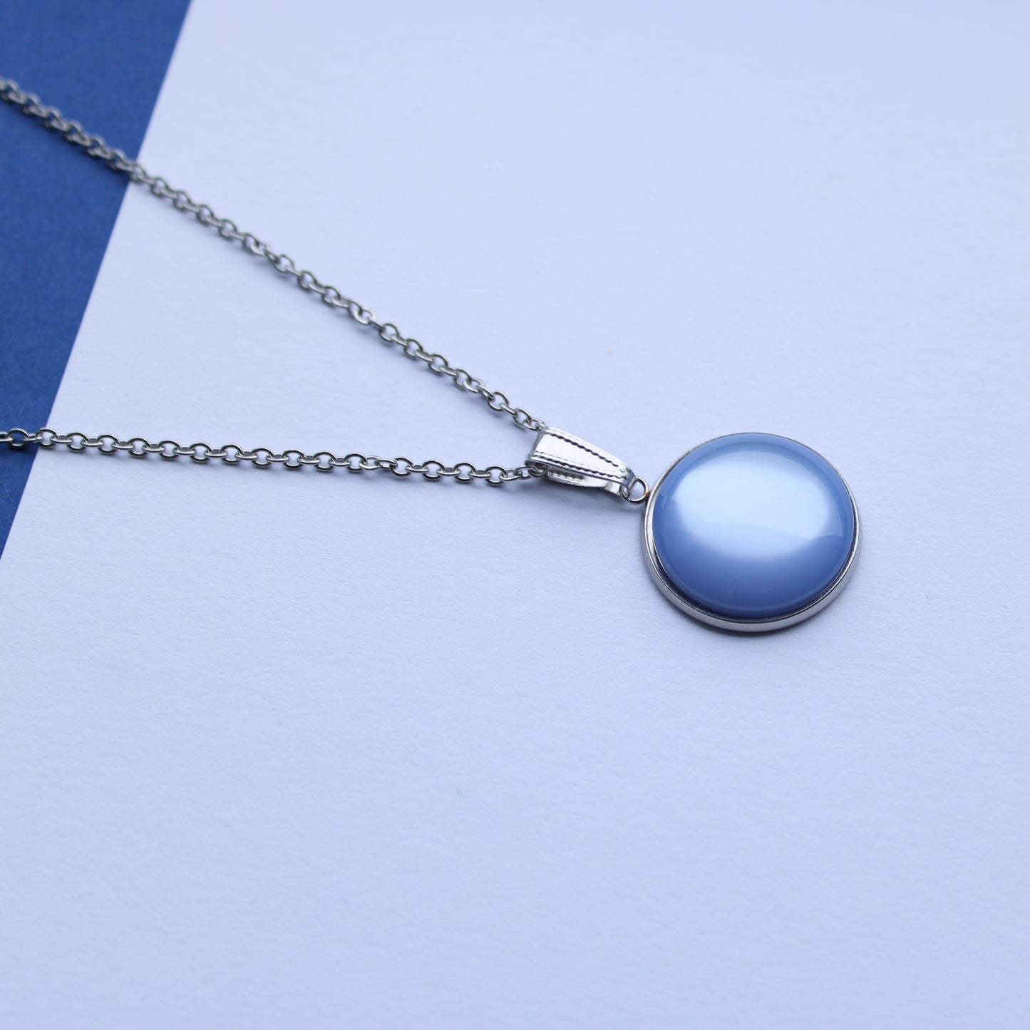 Lange Halskette in Provence Blau und Silber mit Anhänger, Edelstahl