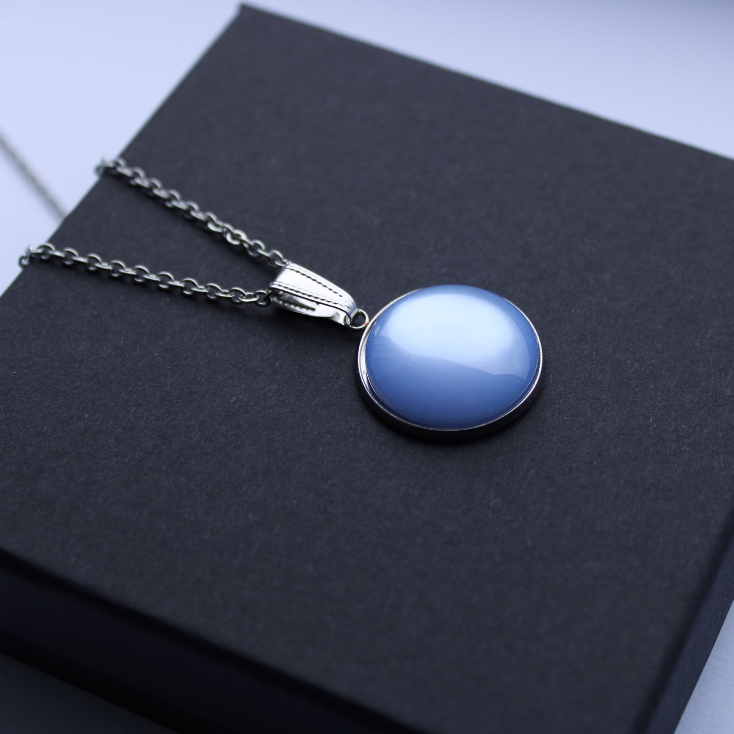 Lange Halskette in Provence Blau und Silber mit Anhänger, Edelstahl
