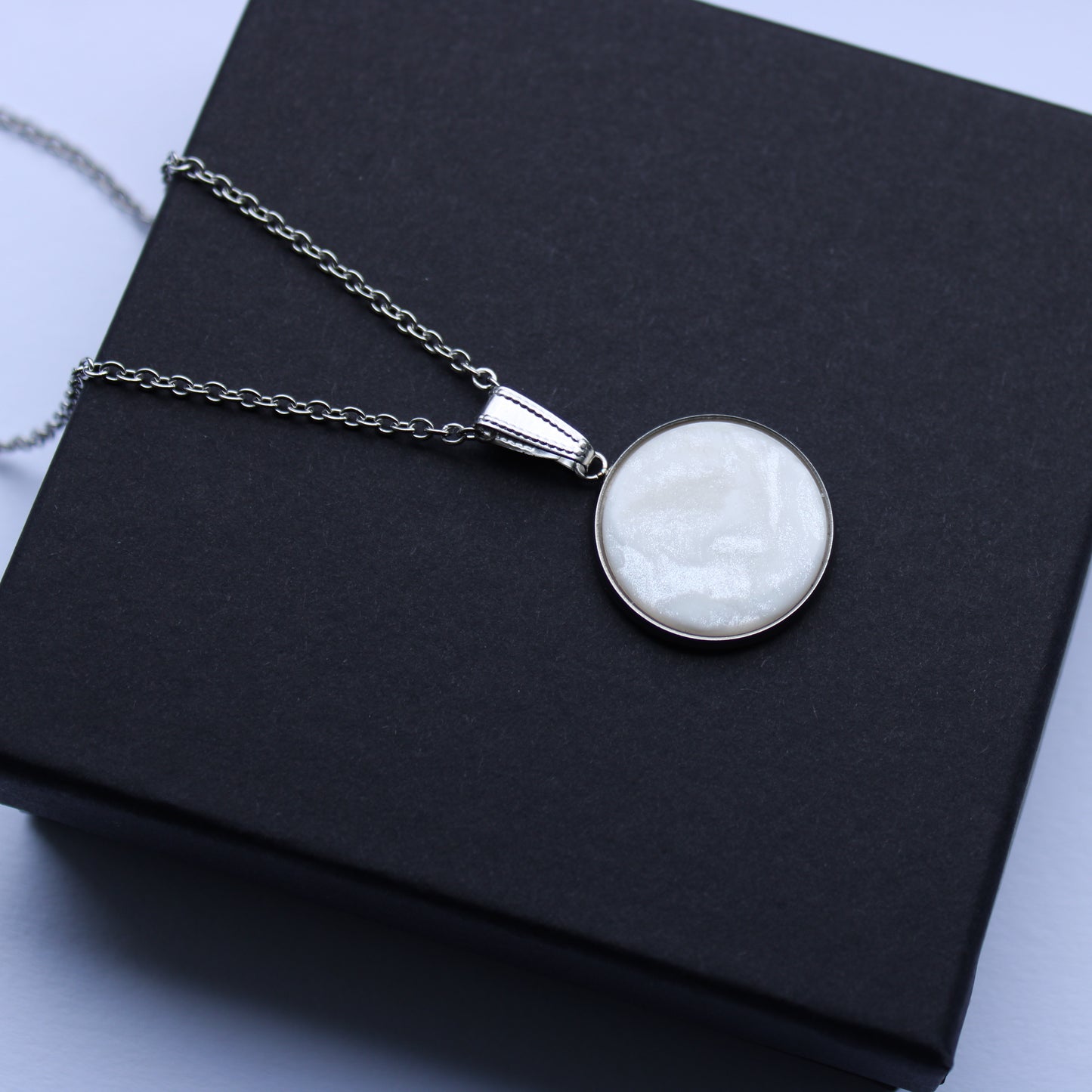 Lange Halskette in Weiß und Silber mit Anhänger, Edelstahl