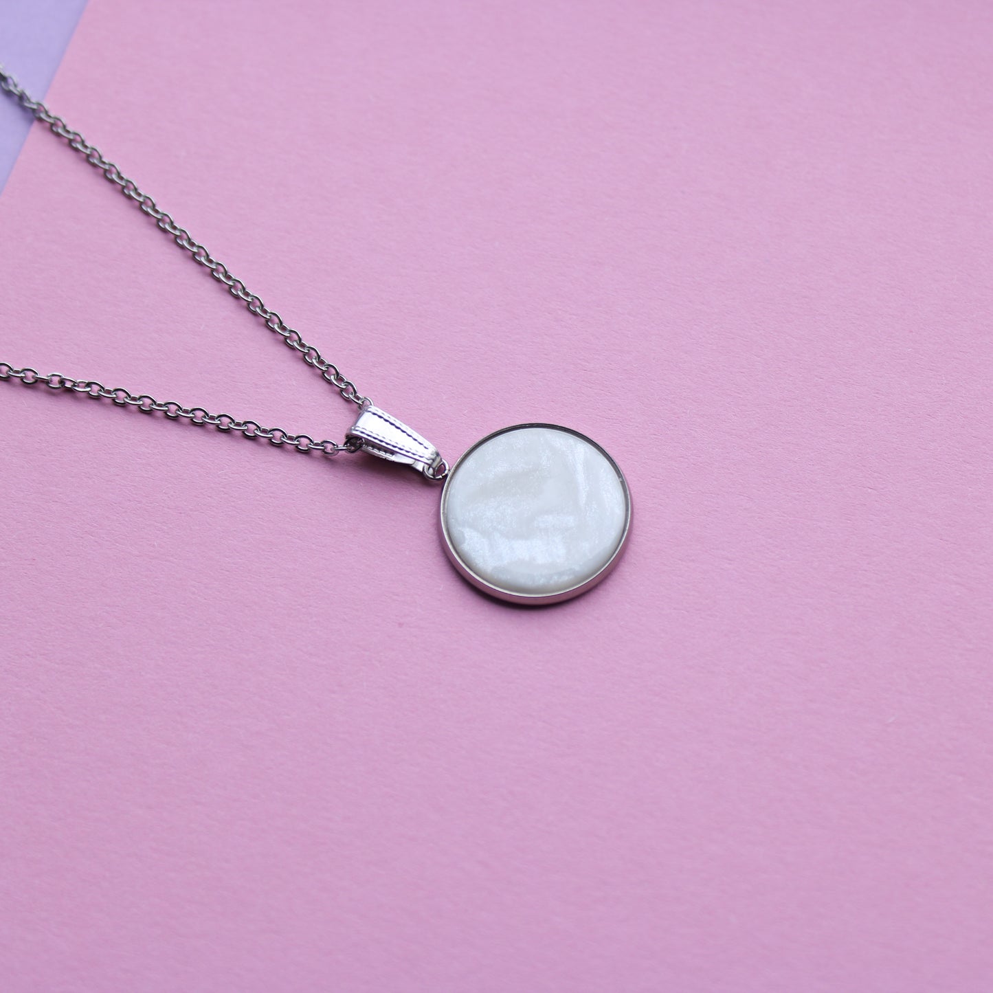 Lange Halskette in Weiß und Silber mit Anhänger, Edelstahl