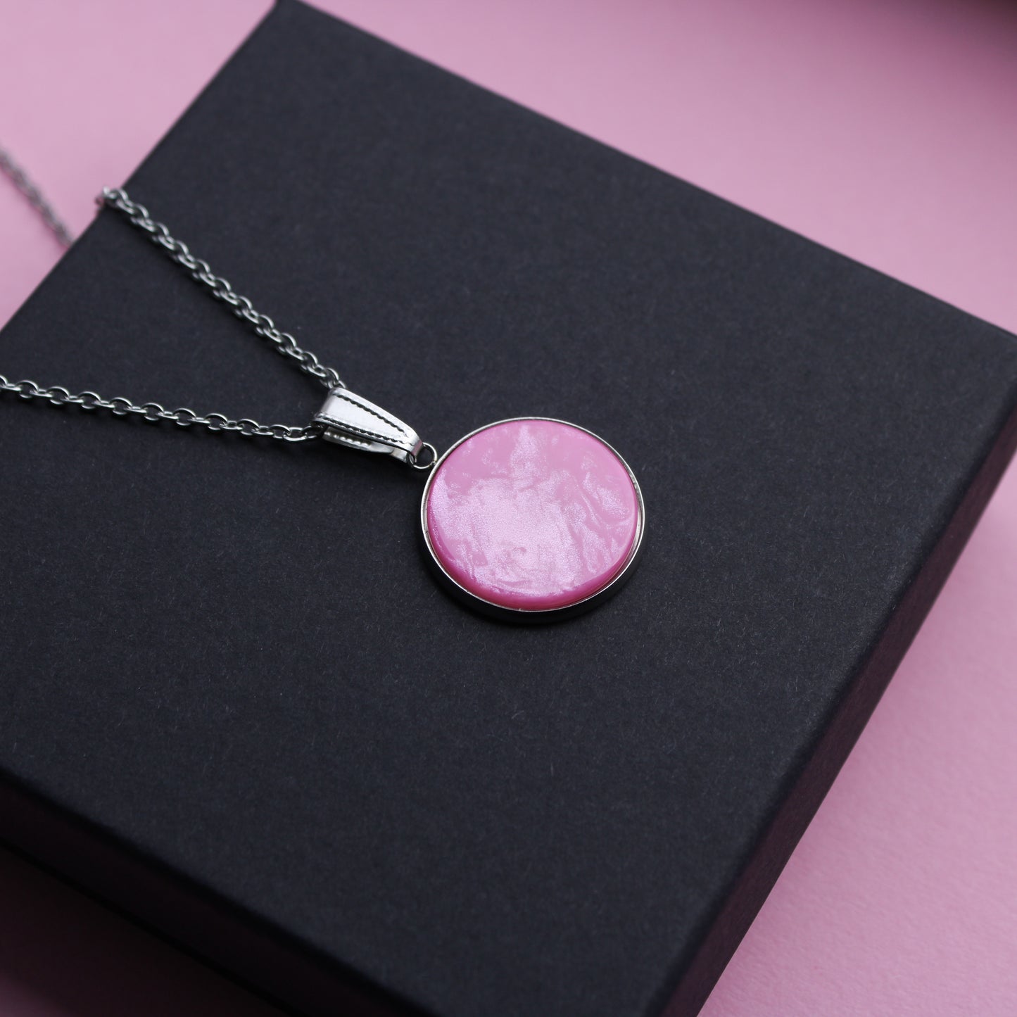 Lange Halskette in Silber mit einem Anhänger in Pink, Edelstahl