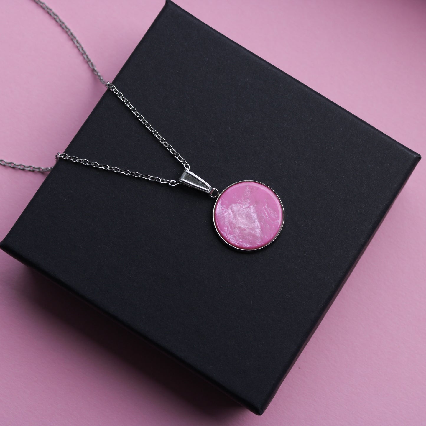 Lange Halskette in Silber mit einem Anhänger in Pink, Edelstahl