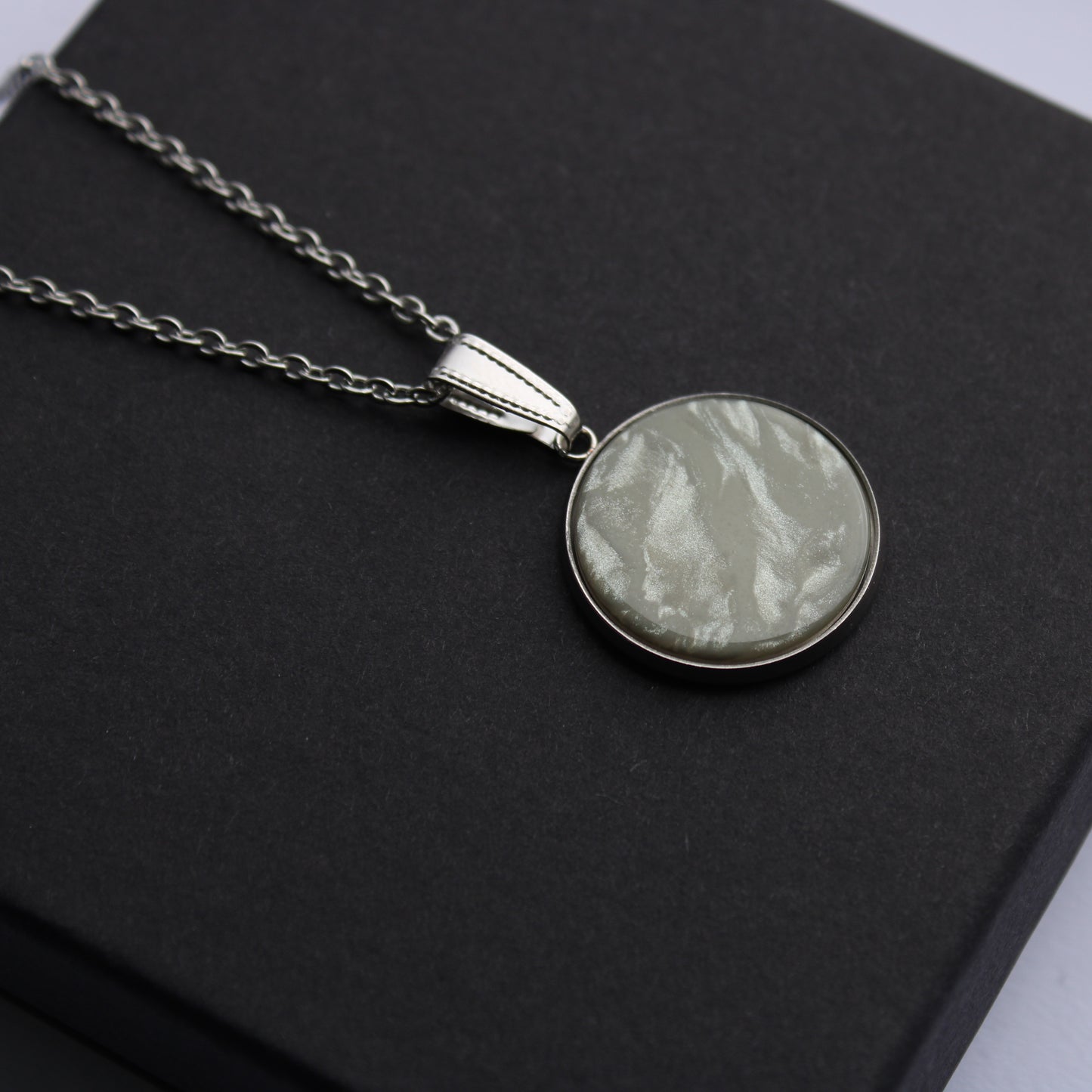 Lange Halskette in Jadegrün und Silber mit Anhänger, Edelstahl