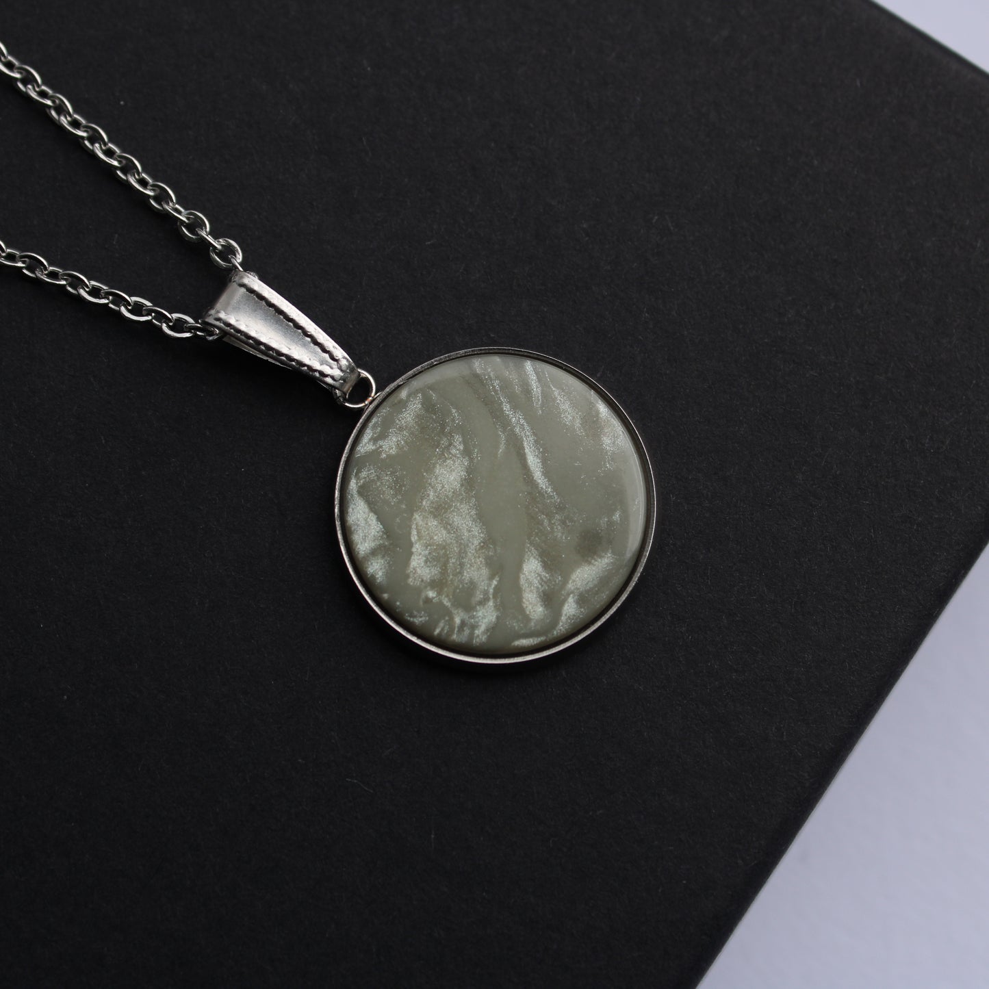 Lange Halskette in Jadegrün und Silber mit Anhänger, Edelstahl