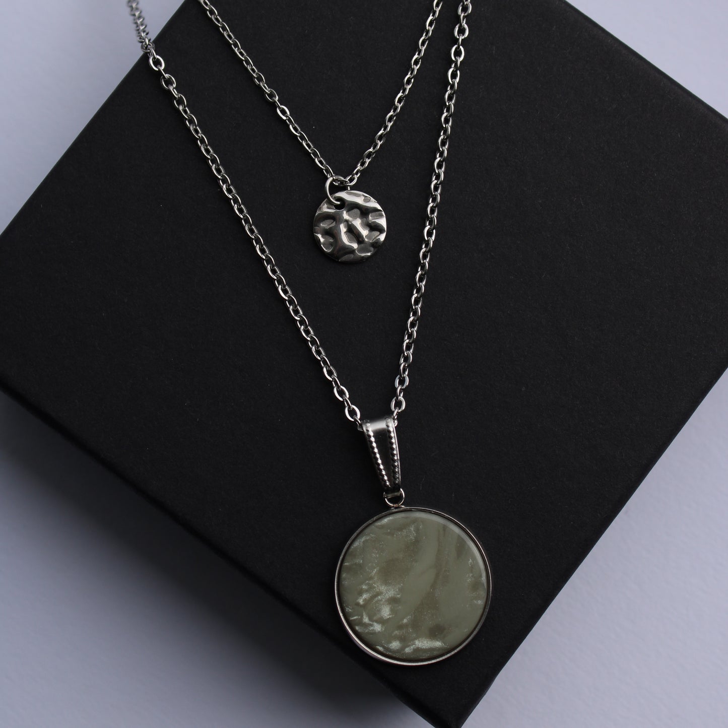 Lange Halskette in Jadegrün und Silber mit Anhänger, Edelstahl