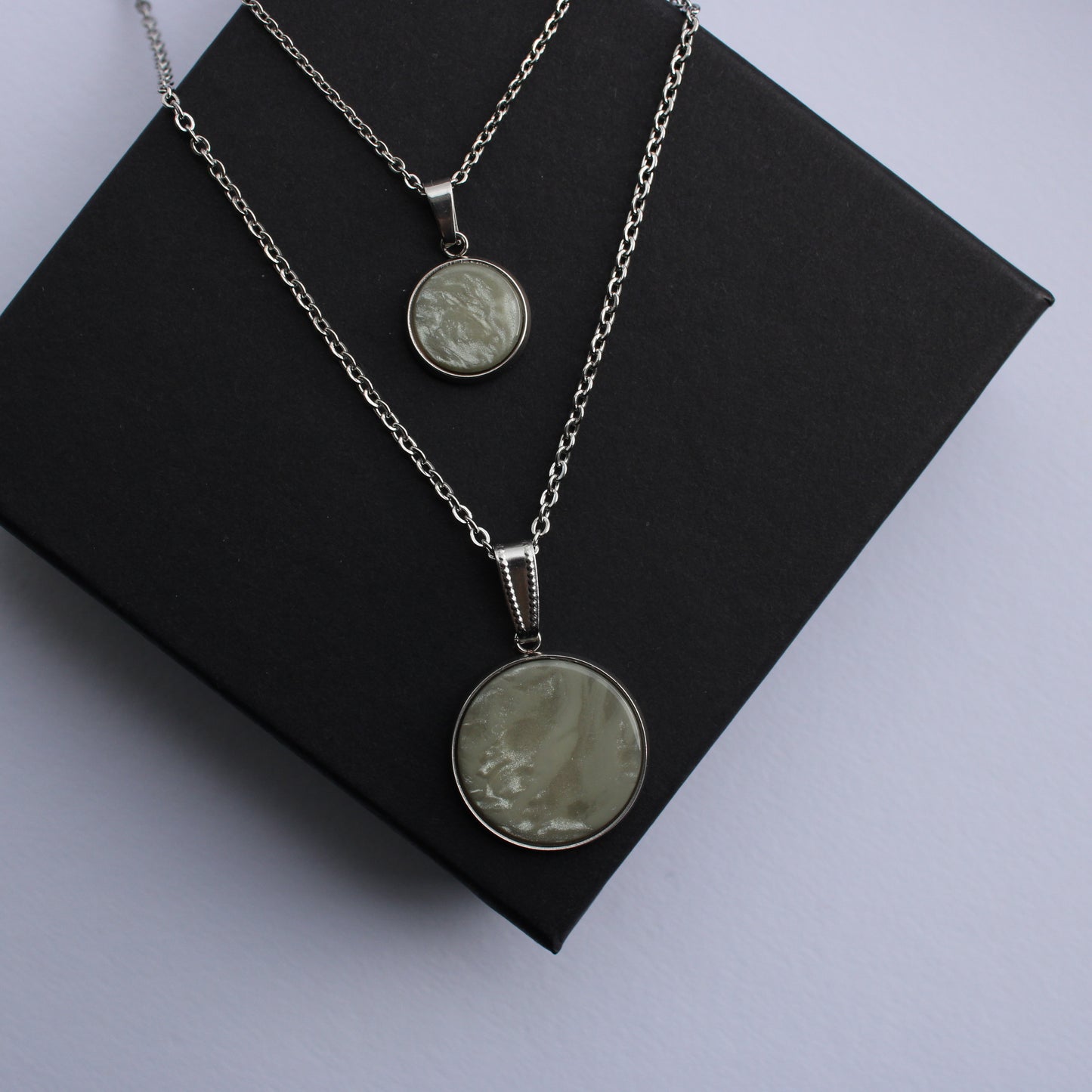 Lange Halskette in Jadegrün und Silber mit Anhänger, Edelstahl