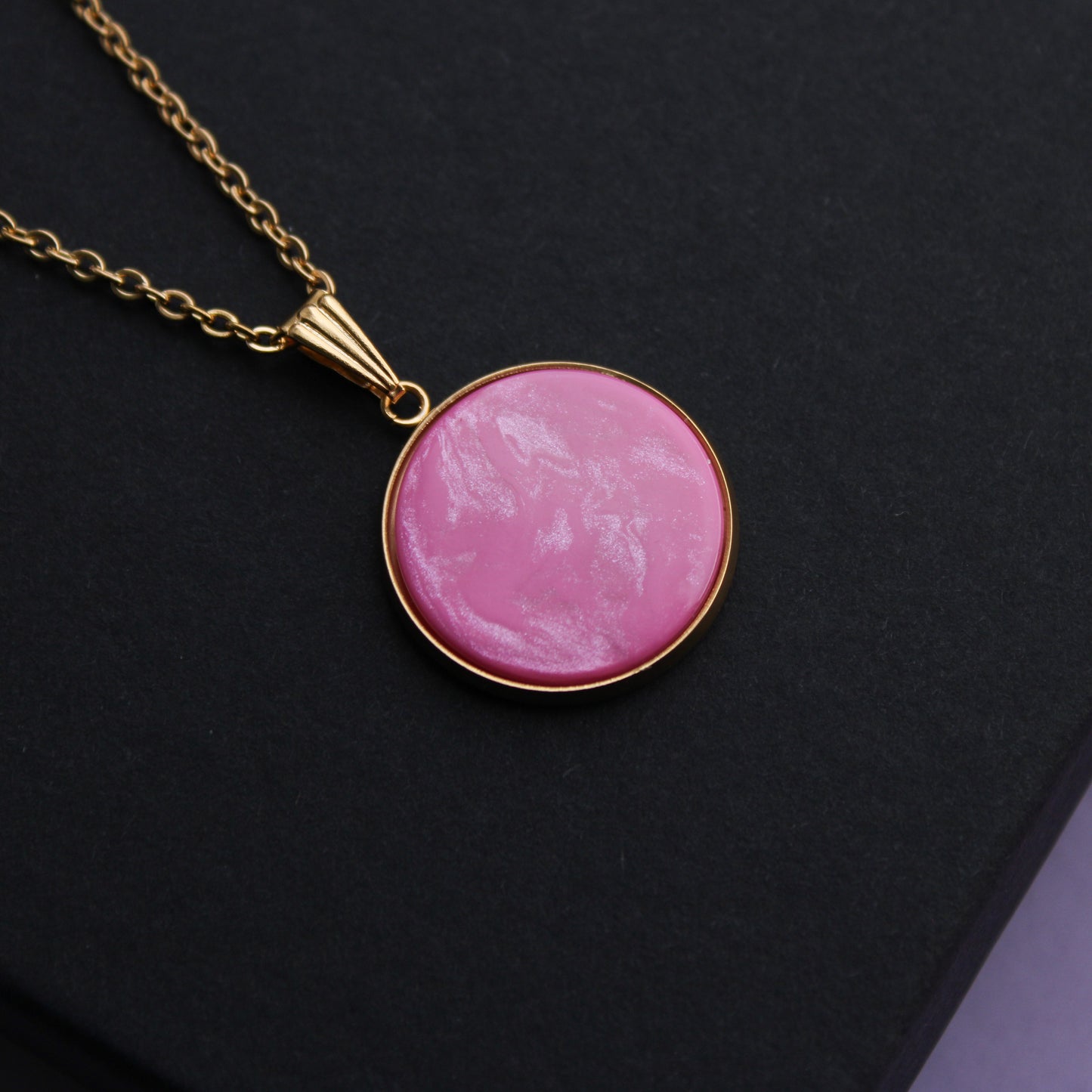 Lange Halskette in Gold mit einem Anhänger in Pink, Edelstahl