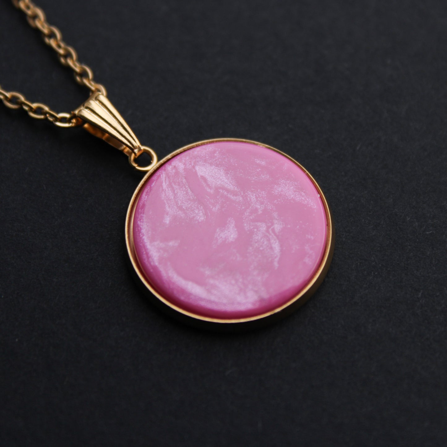Lange Halskette in Gold mit einem Anhänger in Pink, Edelstahl