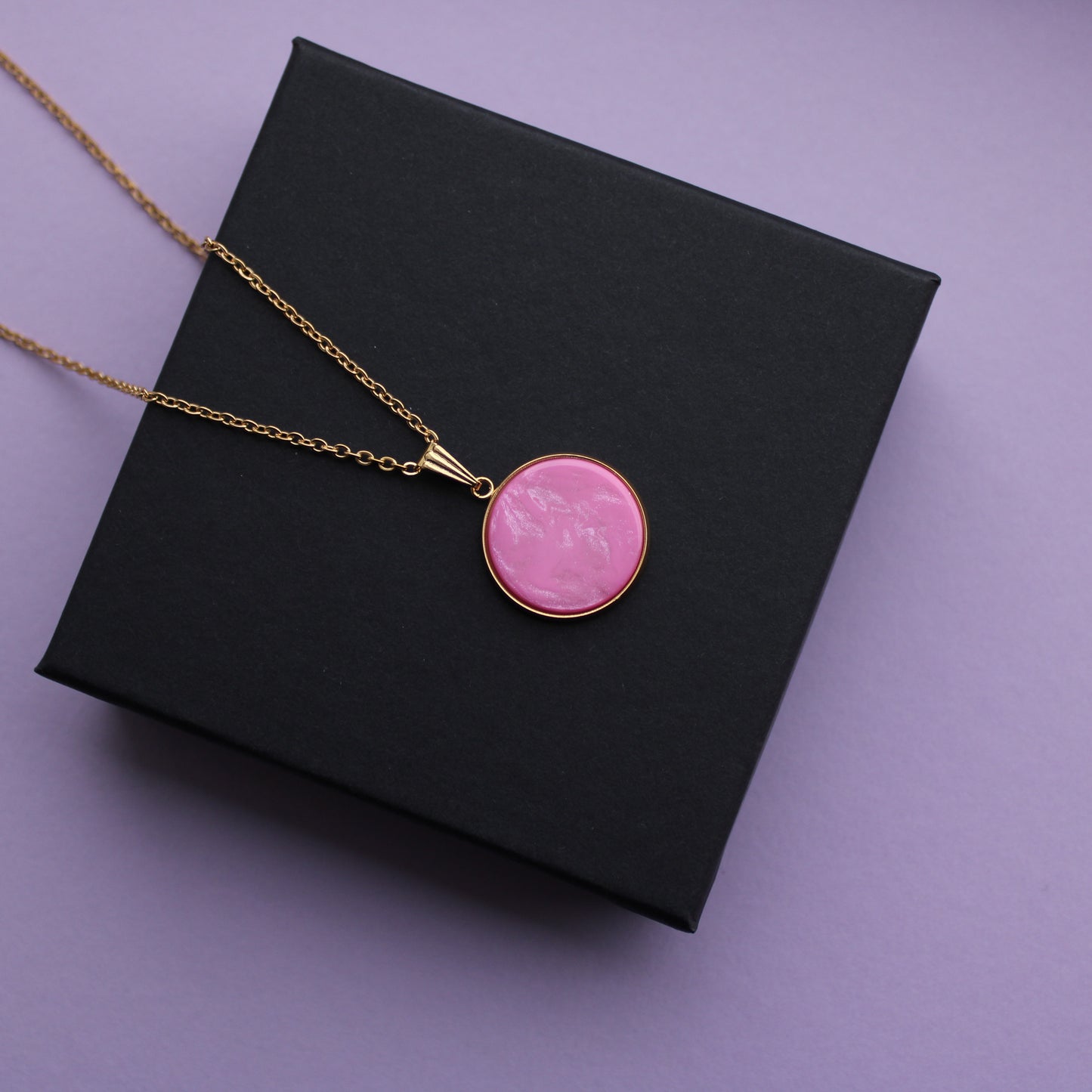 Lange Halskette in Gold mit einem Anhänger in Pink, Edelstahl