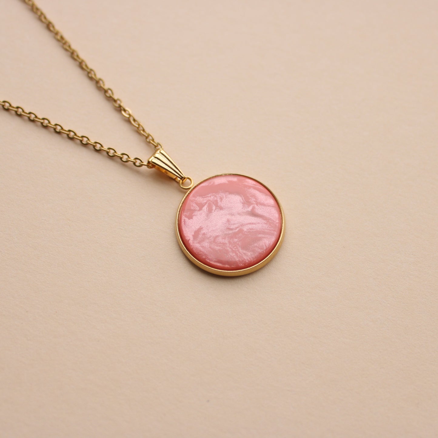 Lange Halskette aus Edelstahl in Pfirsich und Gold mit Anhänger