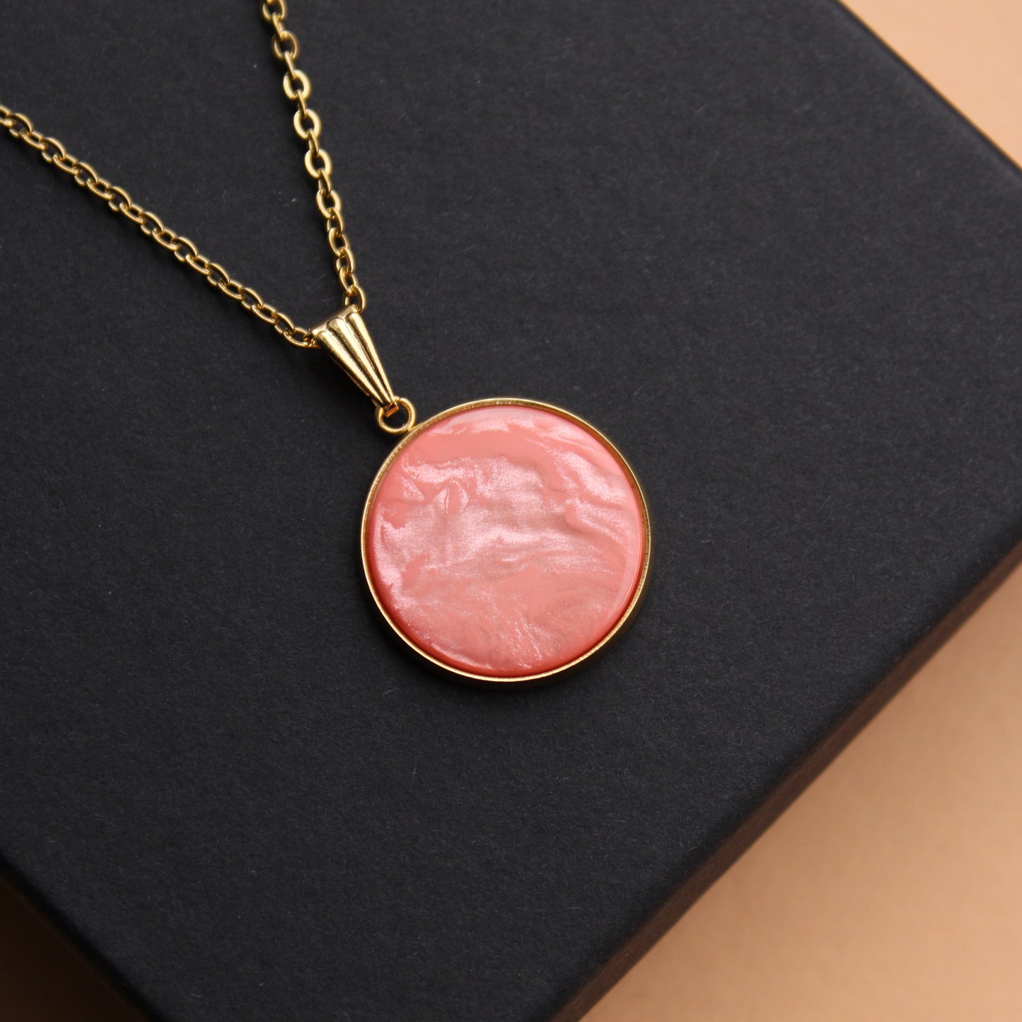 Lange Halskette aus Edelstahl in Pfirsich und Gold mit Anhänger