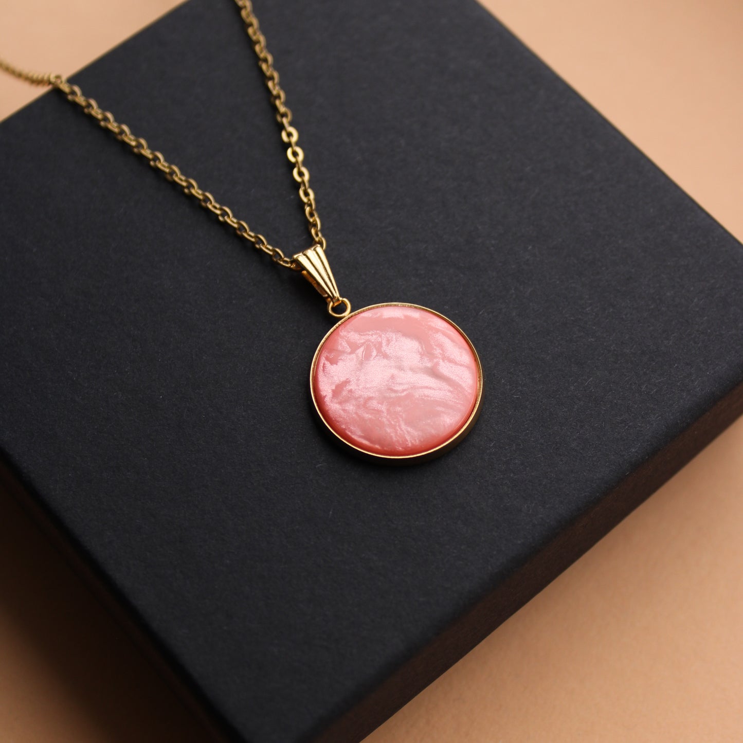 Lange Halskette aus Edelstahl in Pfirsich und Gold mit Anhänger