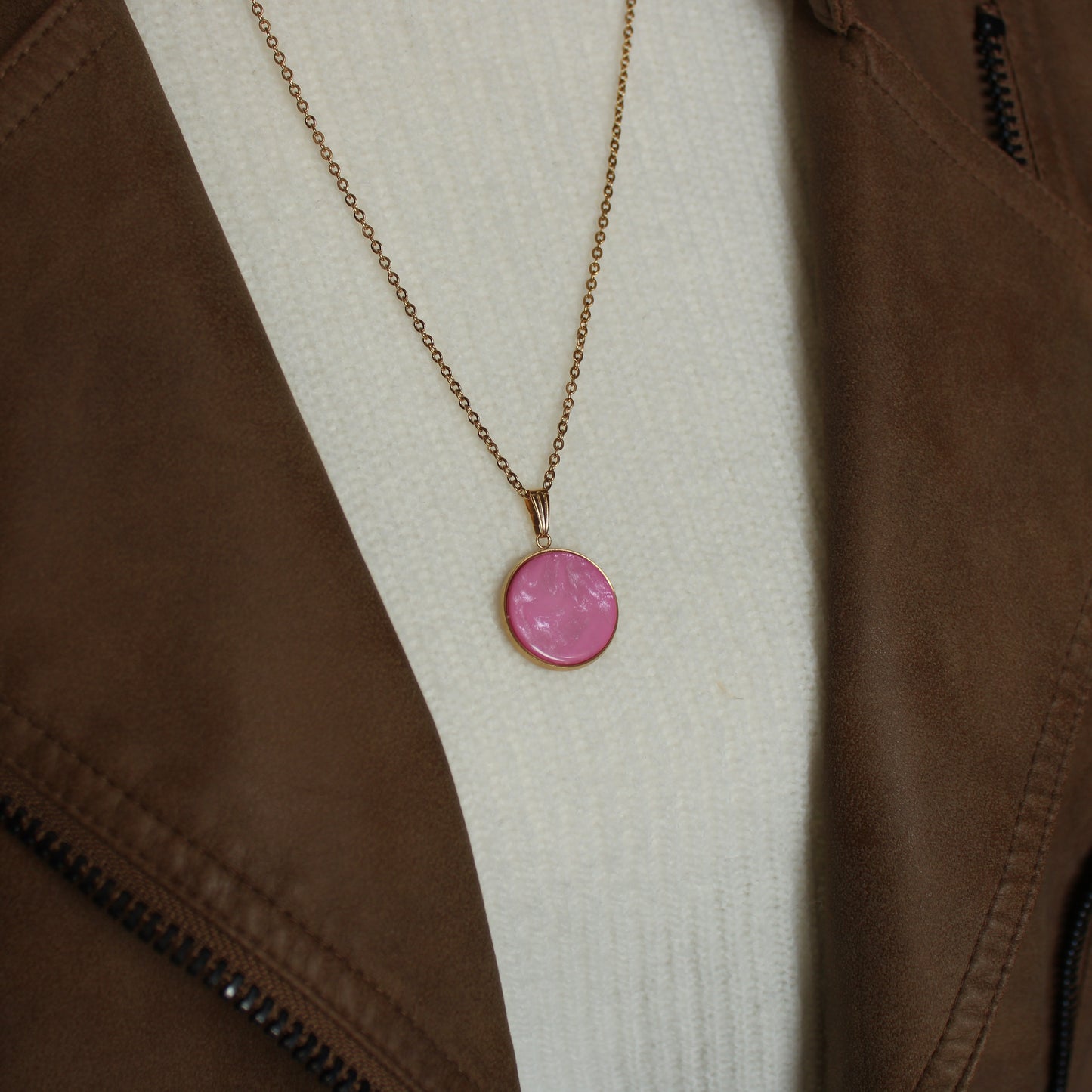 Lange Halskette in Gold mit einem Anhänger in Pink, Edelstahl