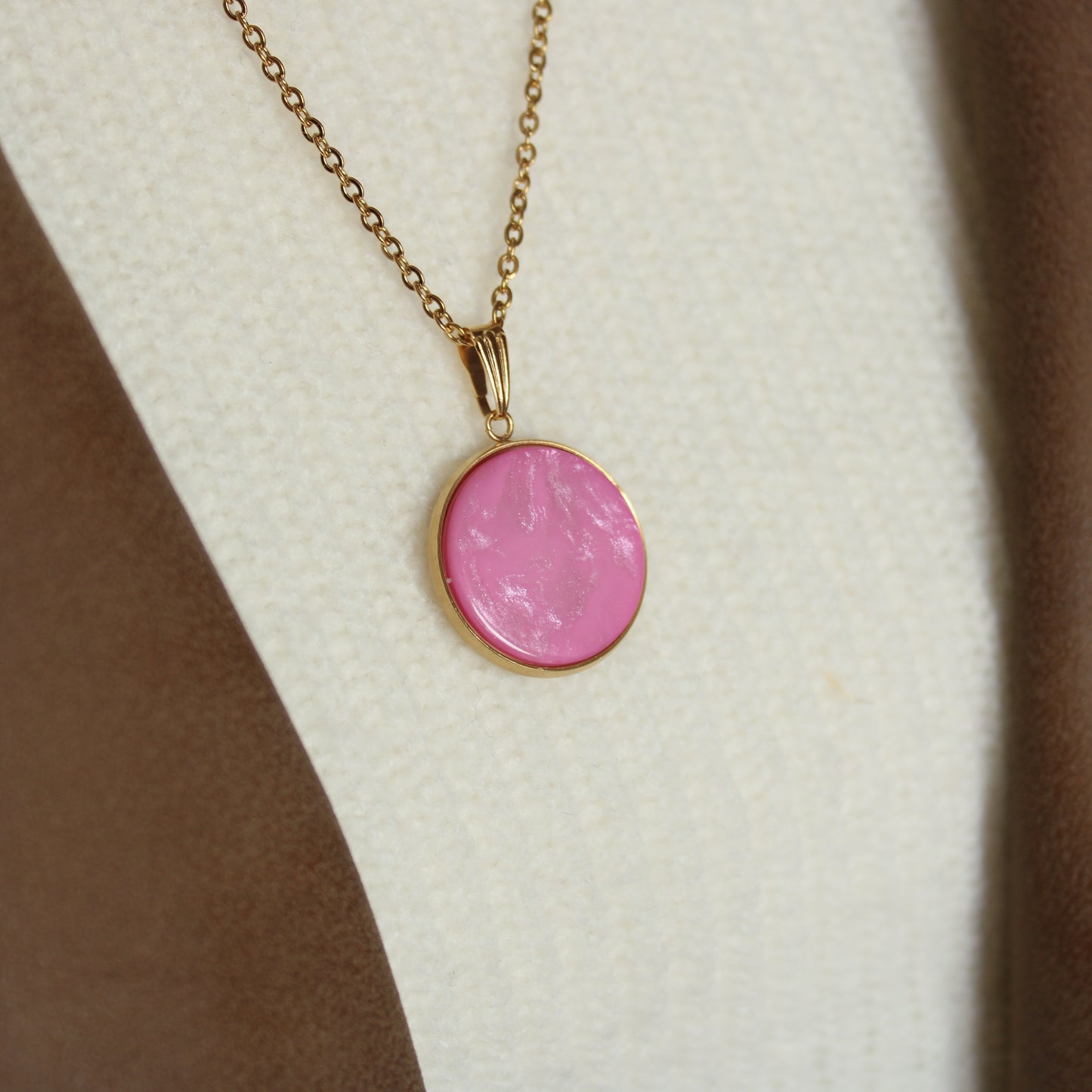 Lange Halskette in Gold mit einem Anhänger in Pink, Edelstahl