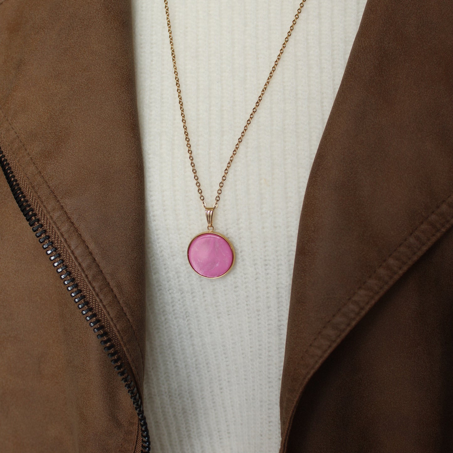 Lange Halskette in Gold mit einem Anhänger in Pink, Edelstahl