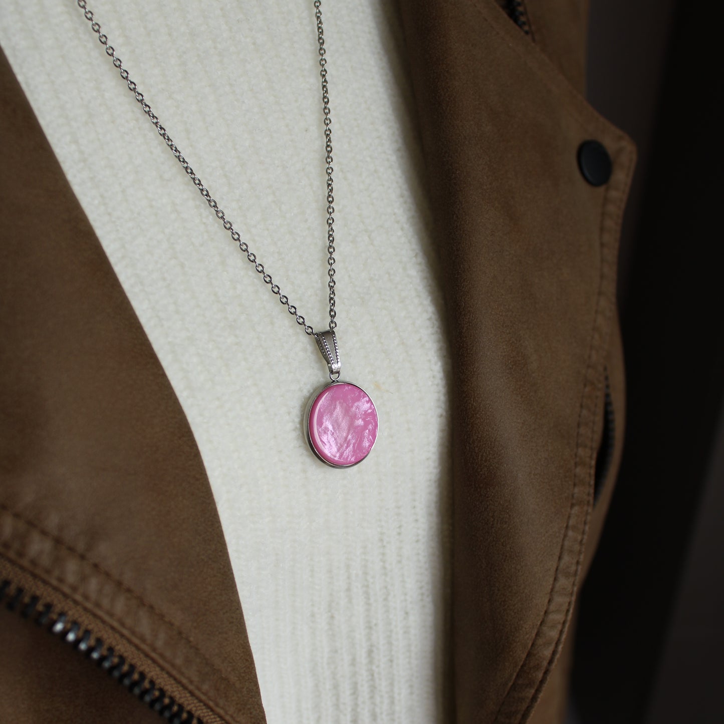 Lange Halskette in Silber mit einem Anhänger in Pink, Edelstahl